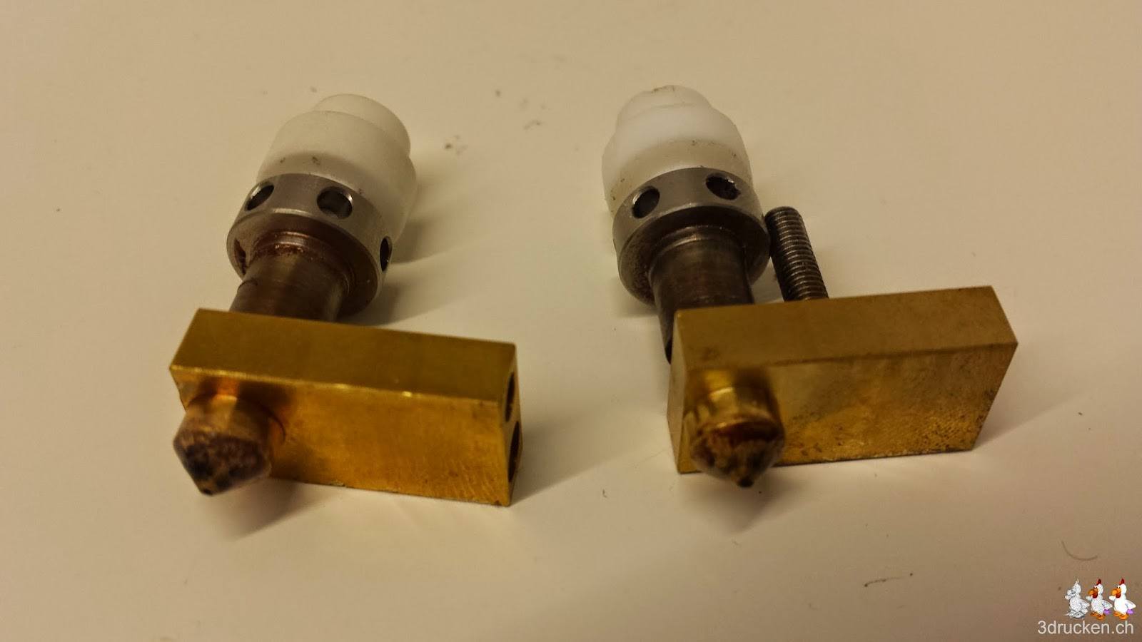 Foto zweier verbrauchter Sets an Düsen und Isolatoren