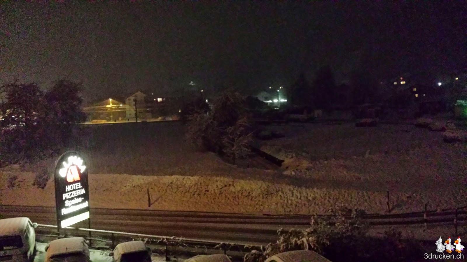 Foto der verschneiten Umgebung bei Nacht vom Hotelfenster aus