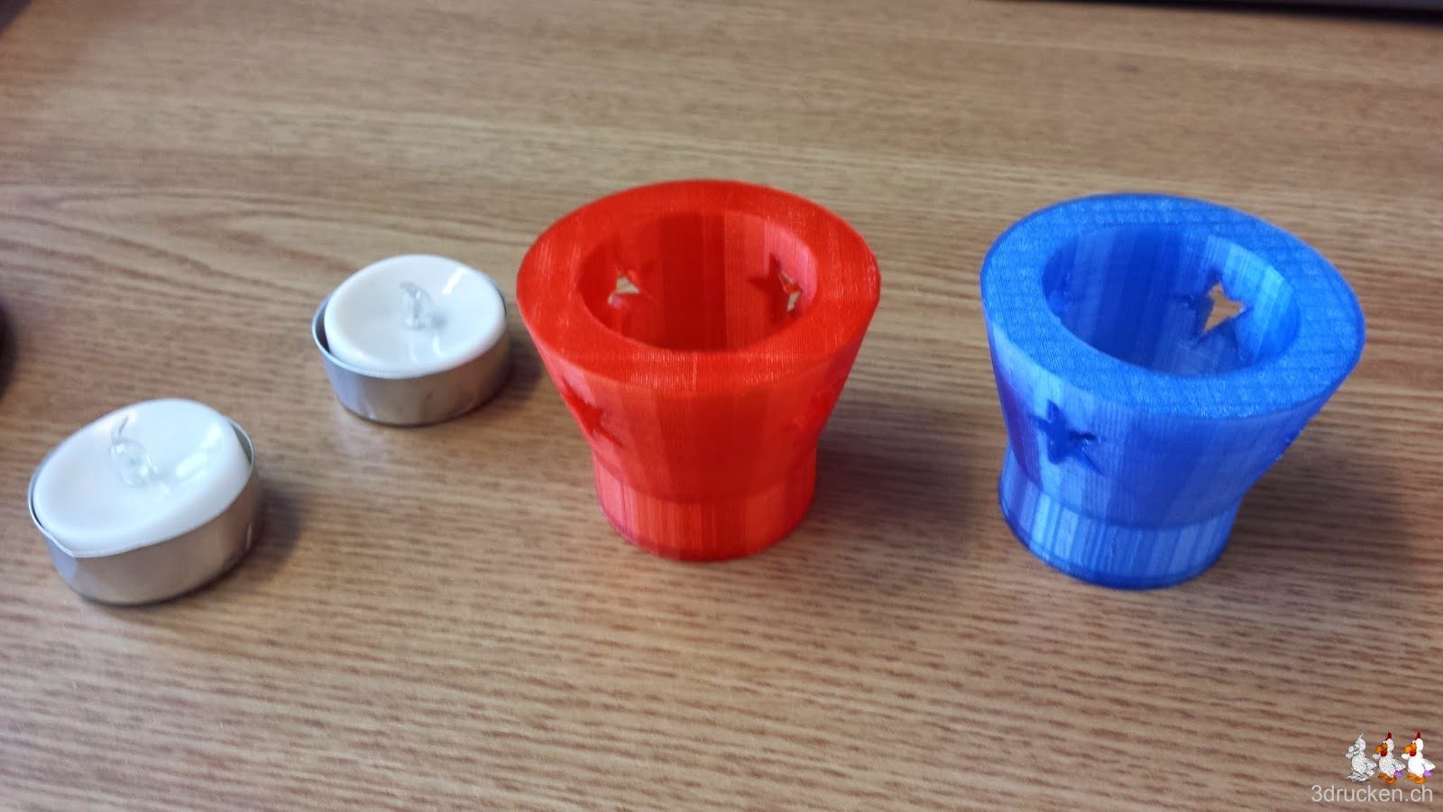 Foto zweier Testbeispiele von Teelichtern mit elektrischen Kerzen daneben