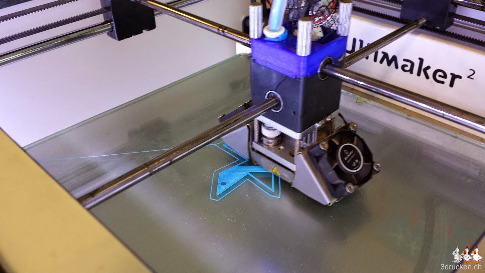 Foto des Drucktischs des Ultimaker 2 während des Drucks der ersten Schicht eines Anhängers