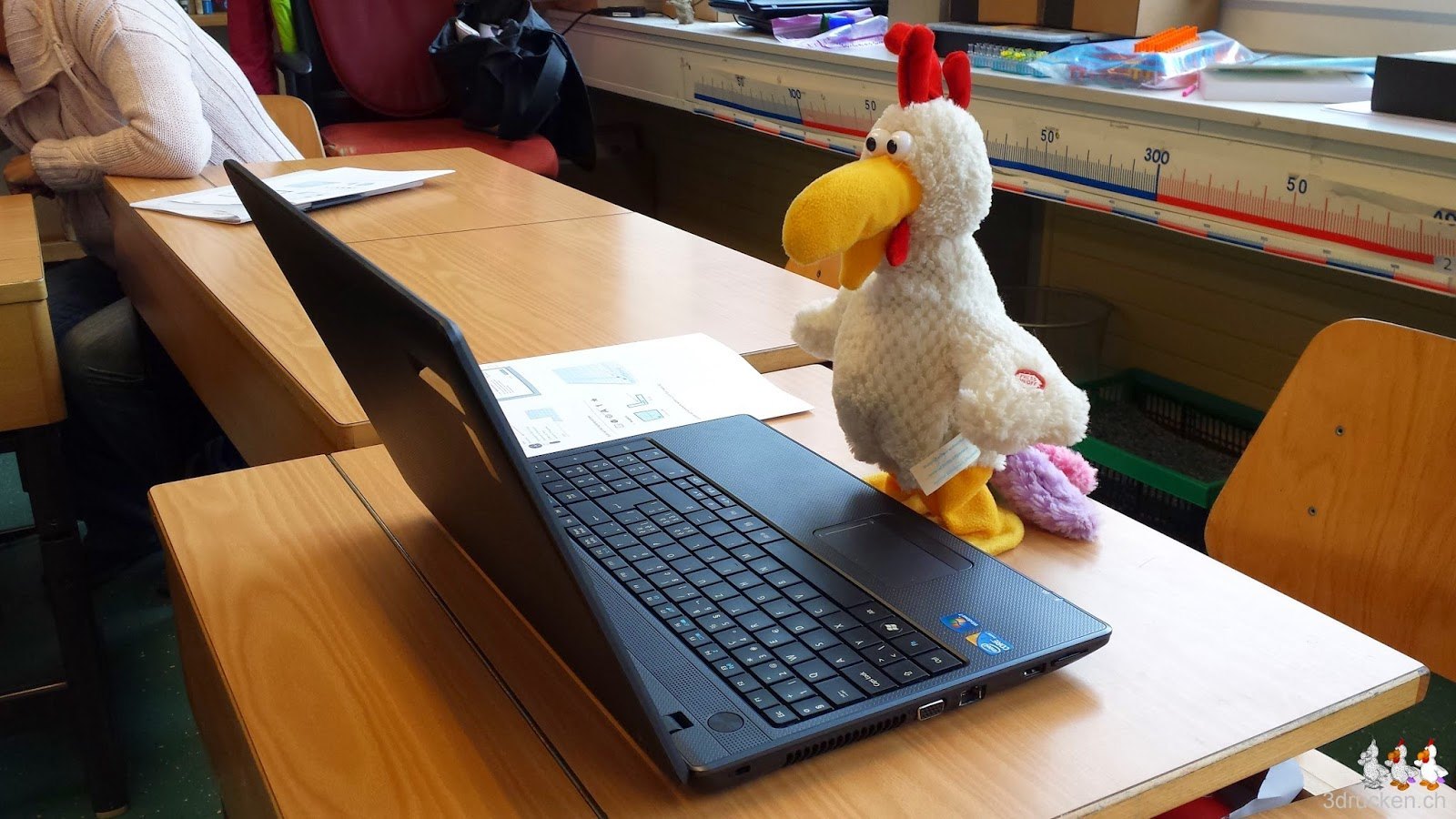 Foto vom fleissigen Güggel vor dem Notebook, wie er gerade sein Teelicht entwirft