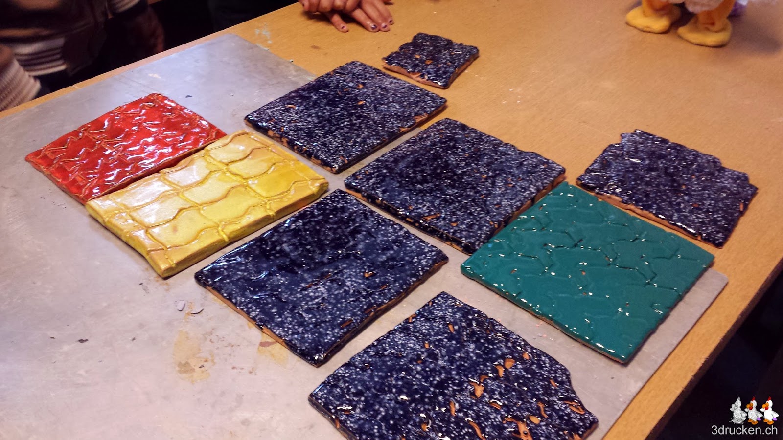 Foto von glasierten Tonplatten mit den Mustern der Parkettierformen auf einem Tisch