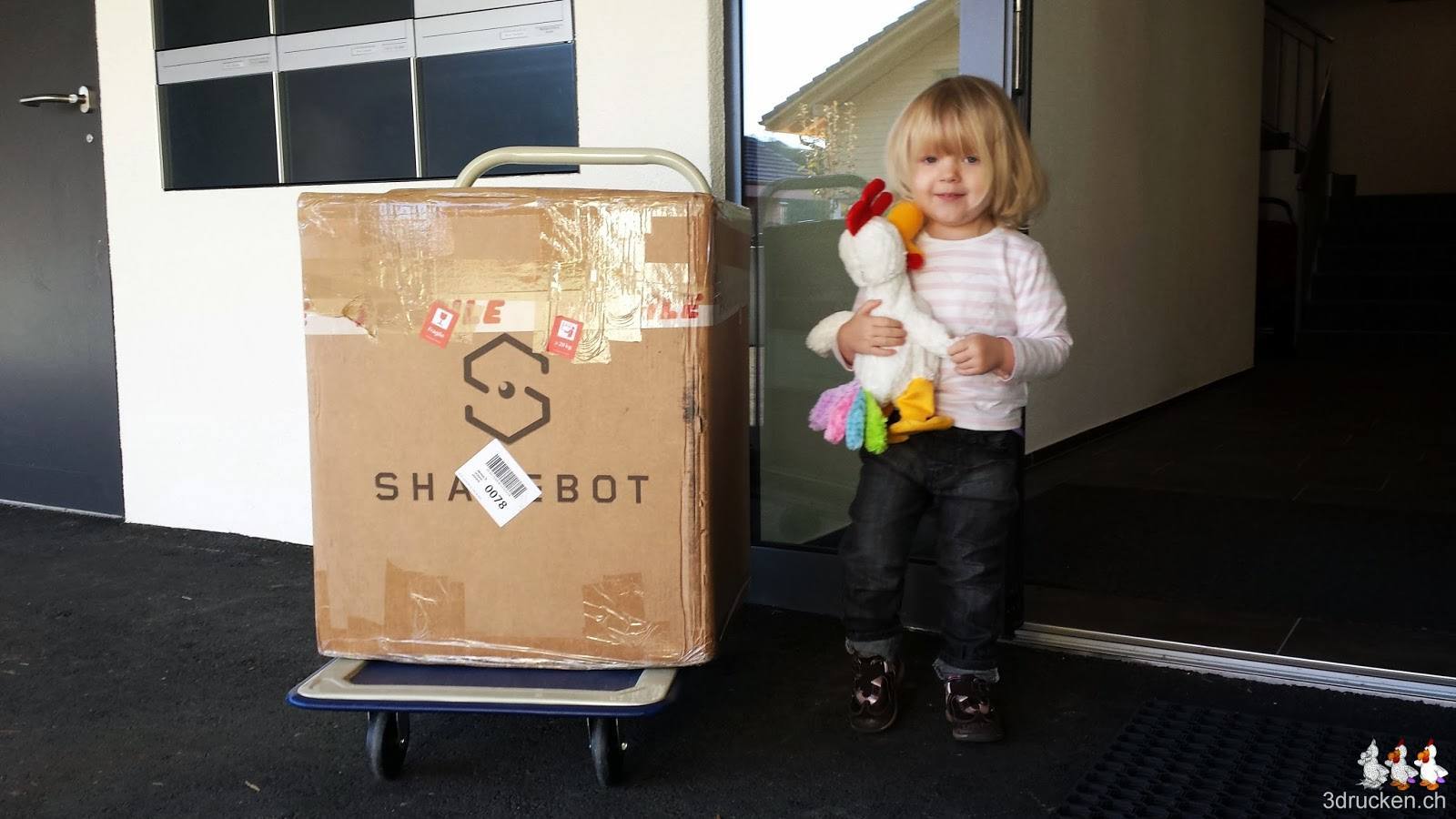 Foto mit Sharebot Next Generation, Amélie und dem Güggel vor unserem Hauseingang