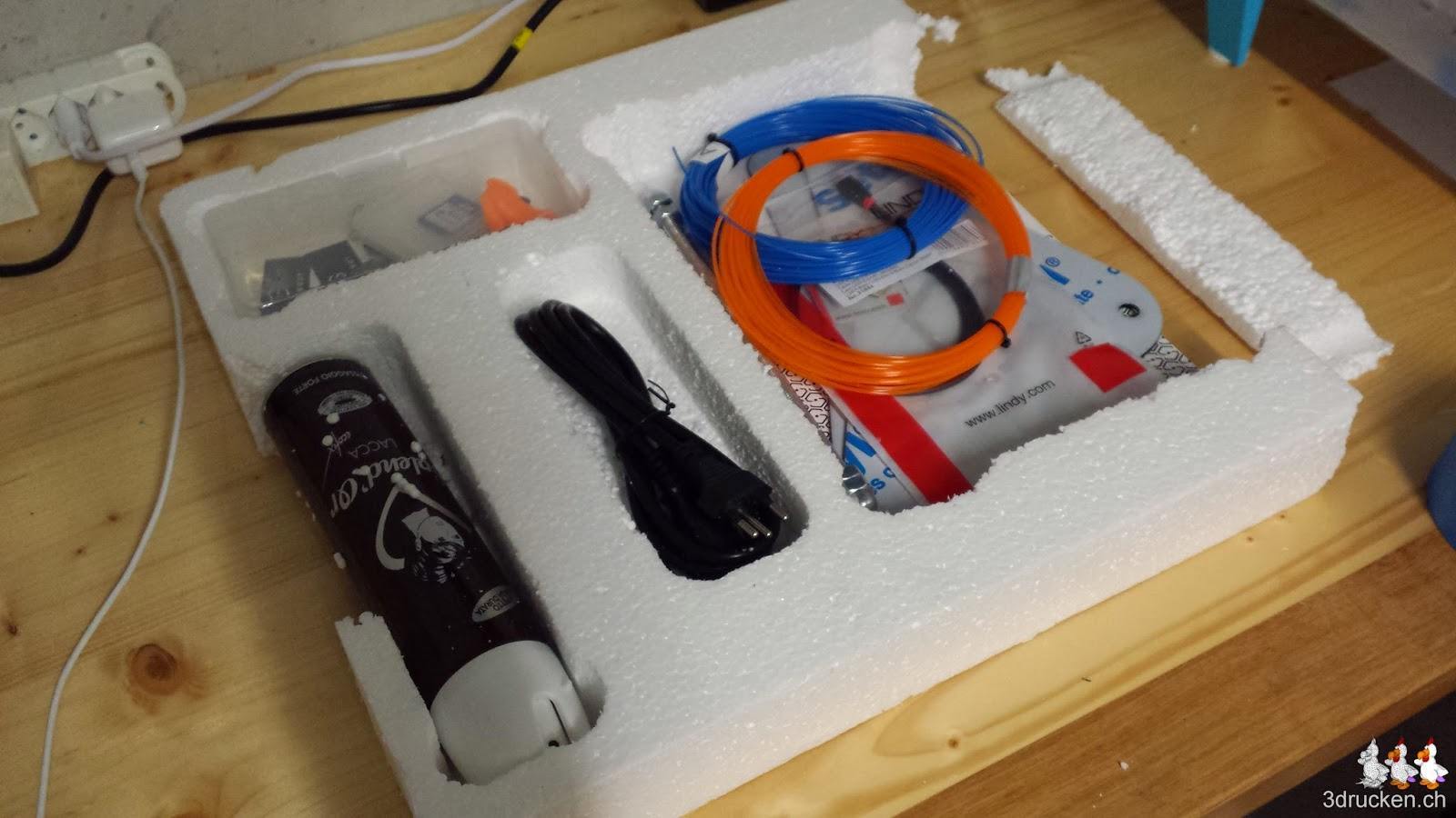 Foto der beschädigten Styropor-Einlage mit dem Zubehör des Sharebot Next Generation