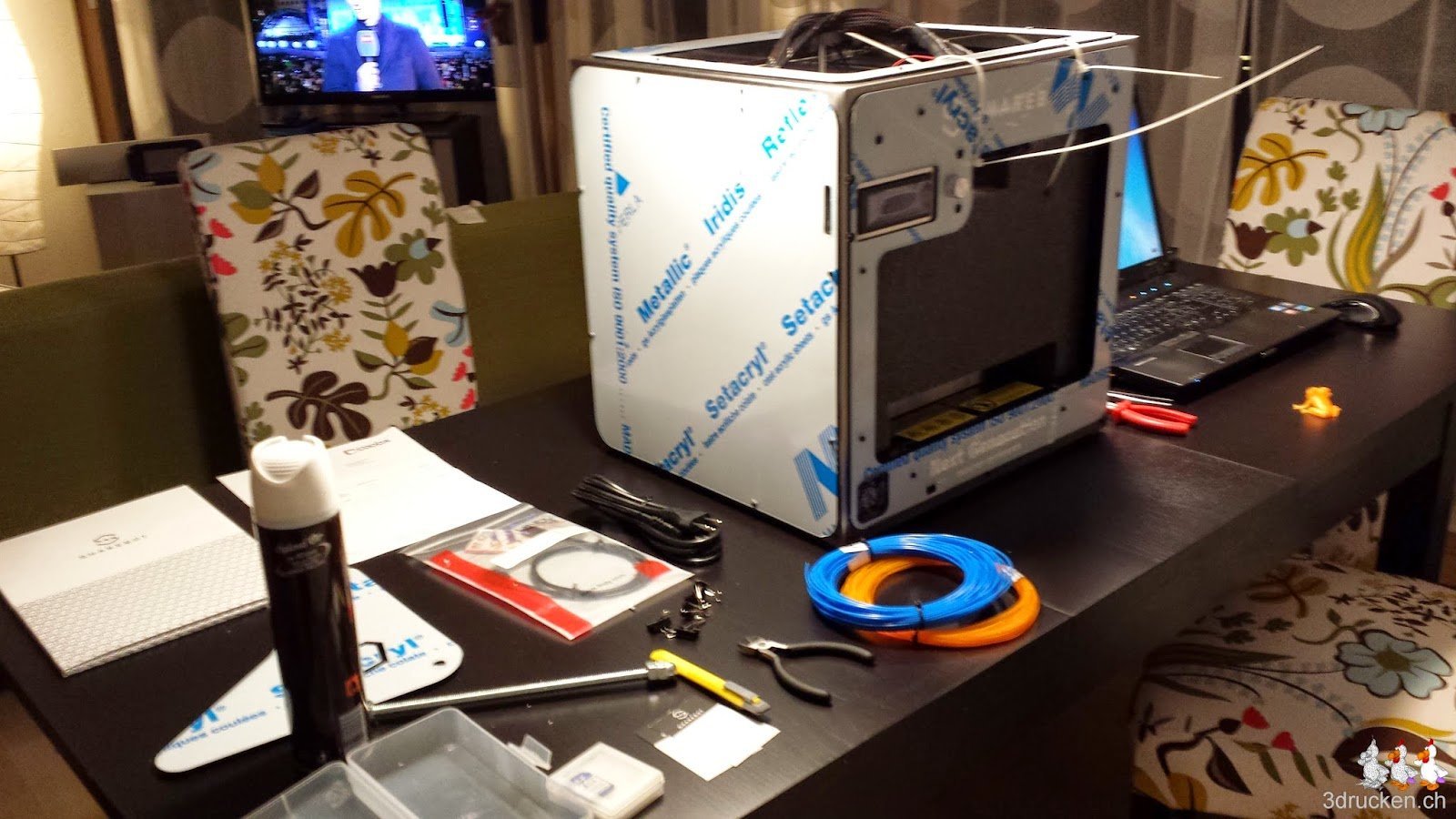 Foto unseres Esstischs mit dem Sharebot Next Generation und Zubehör drauf