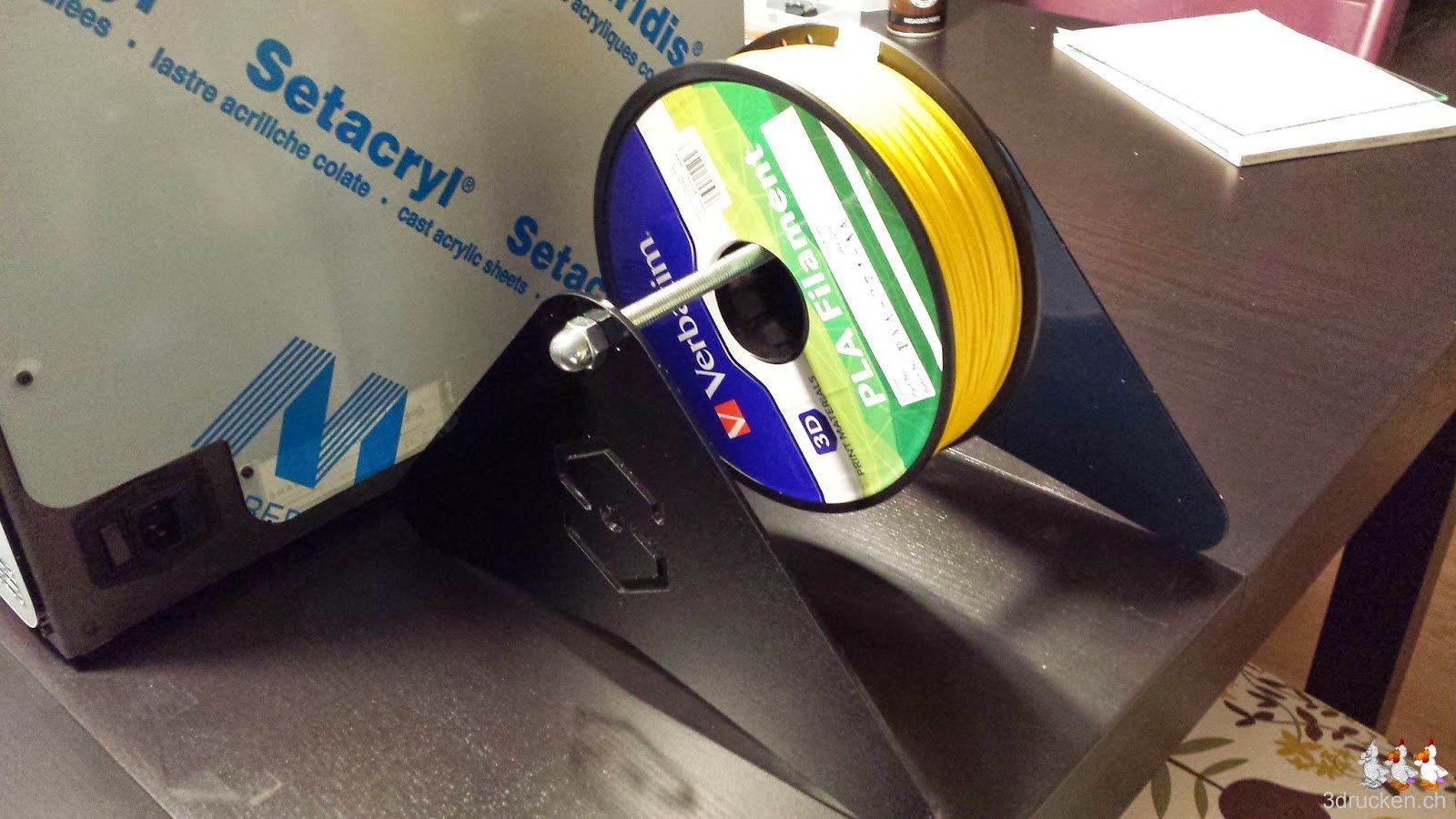 Foto der zusammengesetzten Rollenhalterung des Sharebot Next Generation mit der Verbatim Rolle drauf