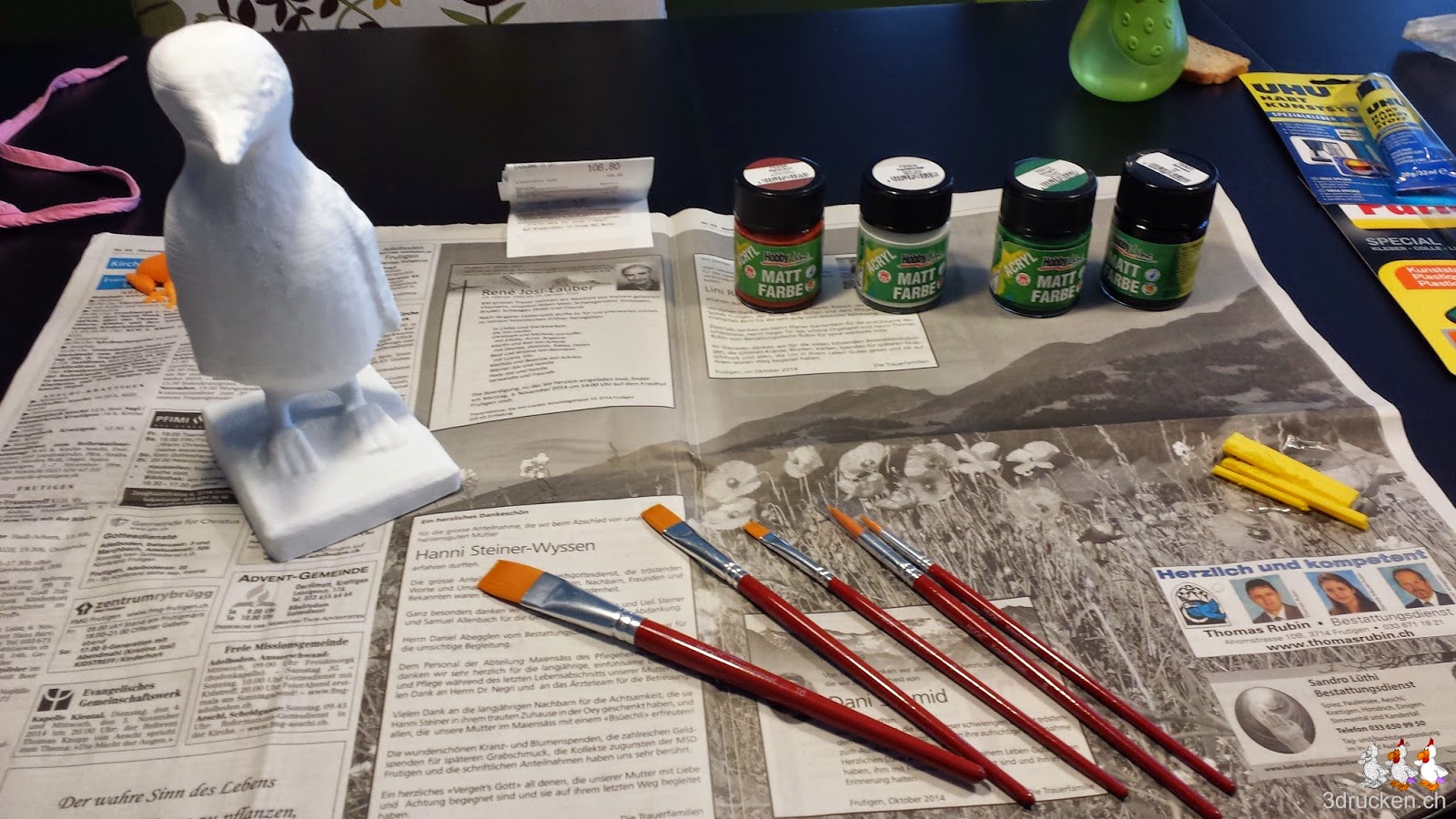 Foto der Arbeitsfläche für das Bemalen des noch weissen Pinguins