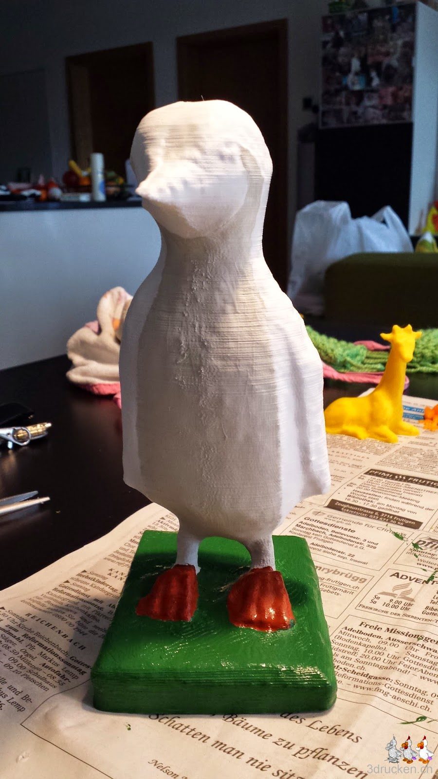 Foto des Pinguins mit frisch grün bemalter Wiese