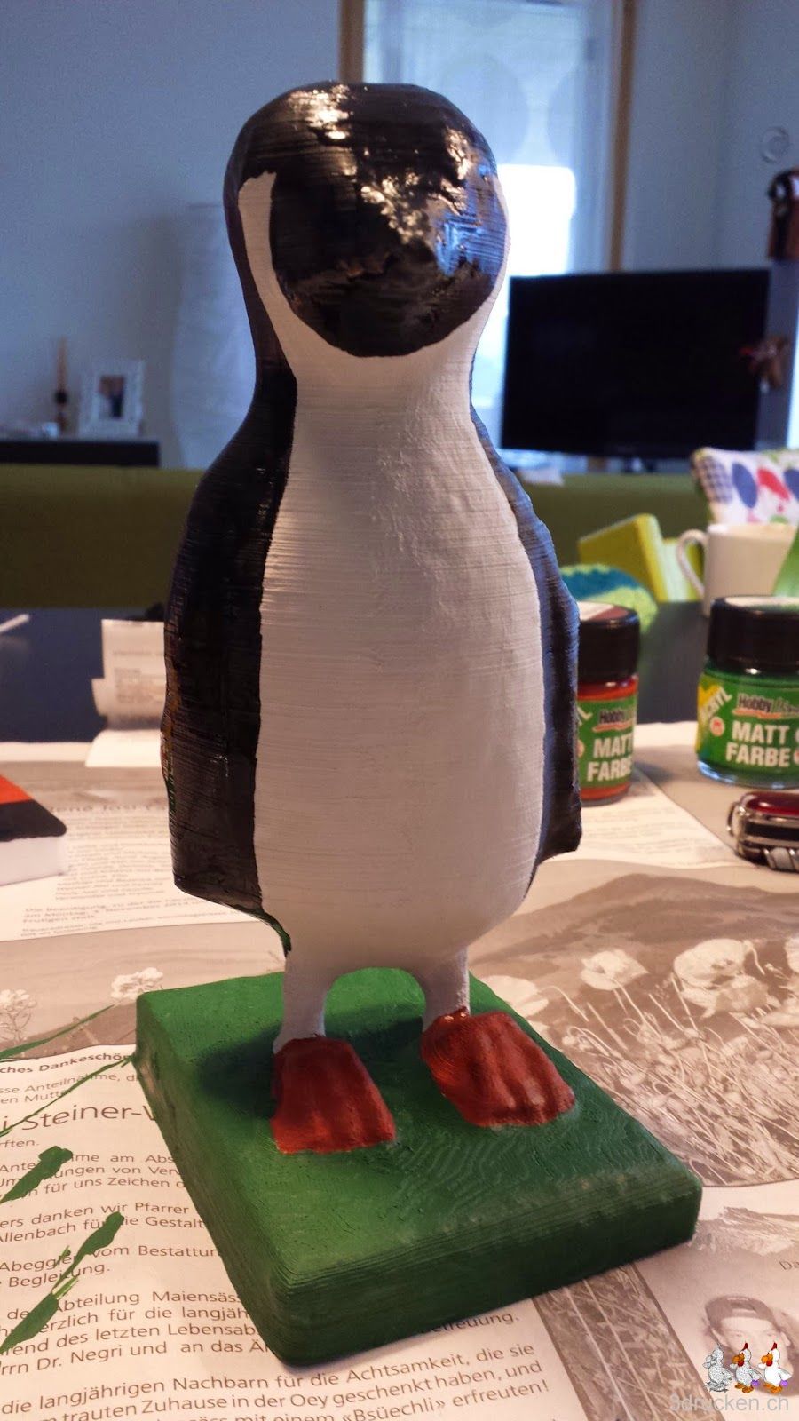 Foto des Pinguins mit frisch bemaltem schwarzem Frack