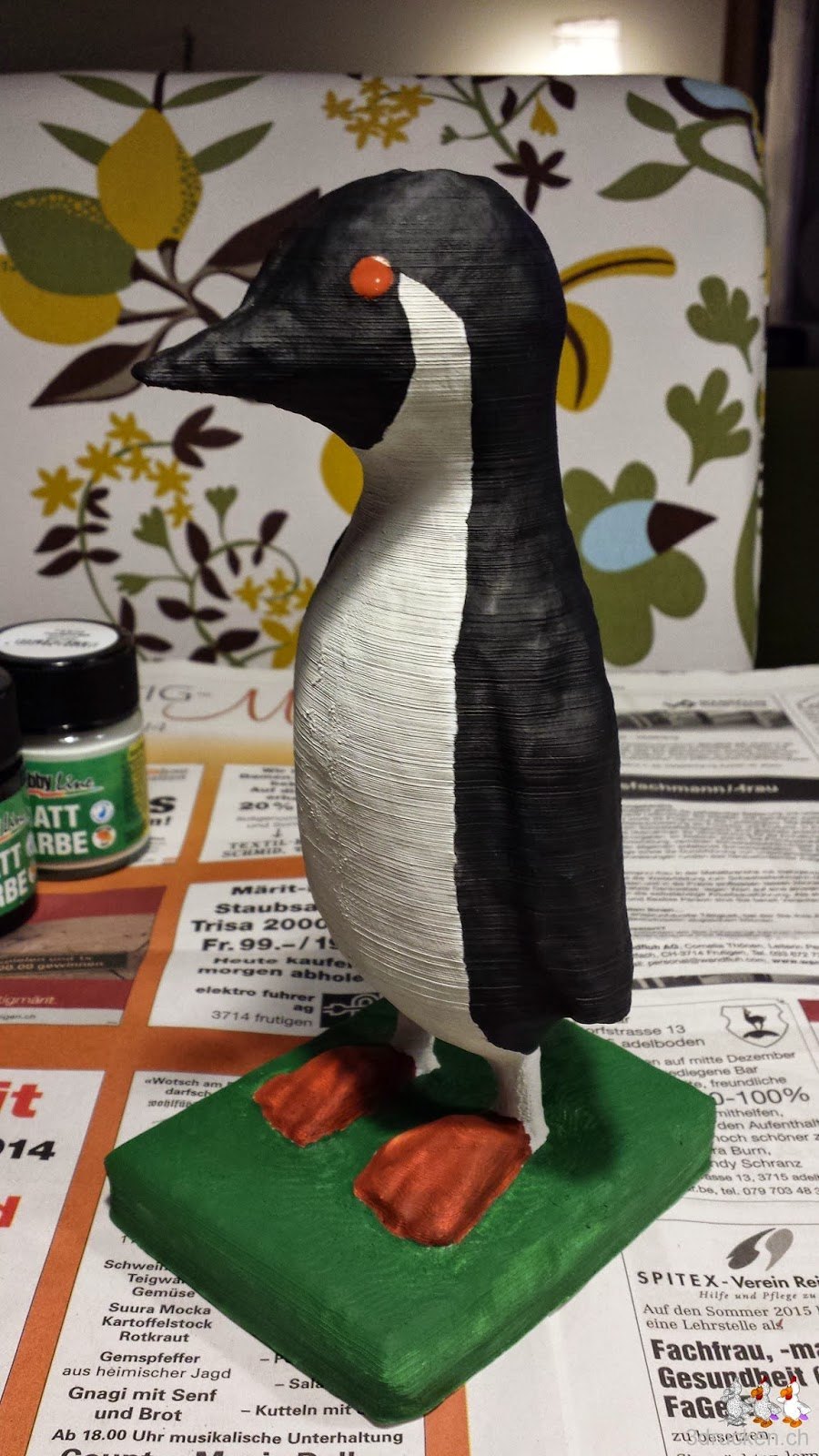 Foto des Pinguins mit frisch aufgemaltem Auge, erster Schritt mit Braun