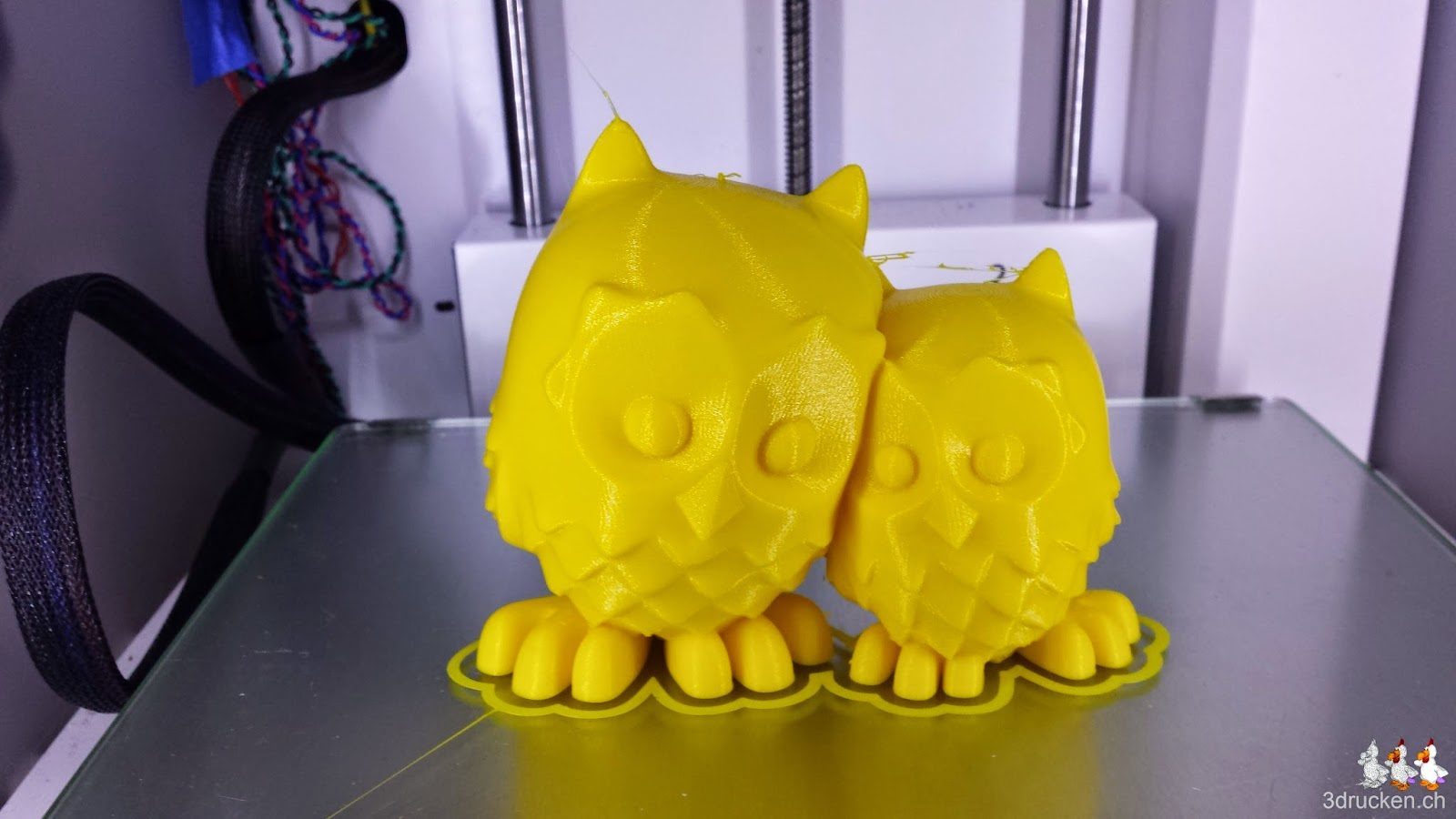 Foto der beiden kuschelnden Eulen aus gelbem PLA gedruckt auf dem Ultimaker 2