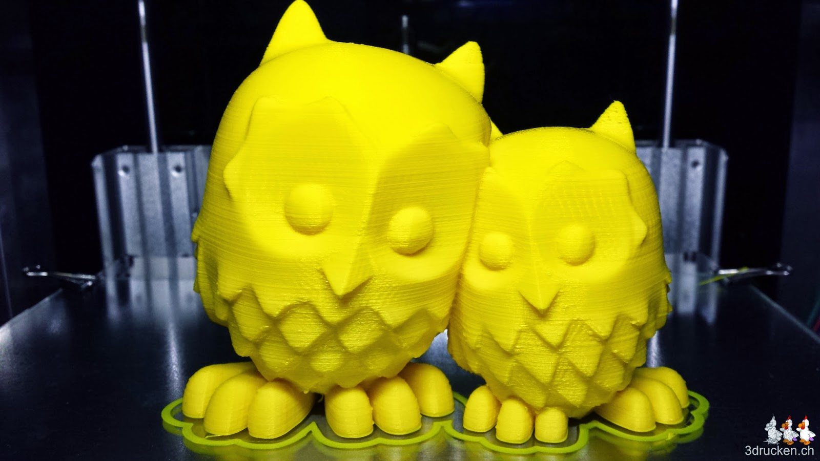 Foto der beiden kuschelnden Eulen aus gelbem PLA gedruckt auf dem Sharebot Next Generation