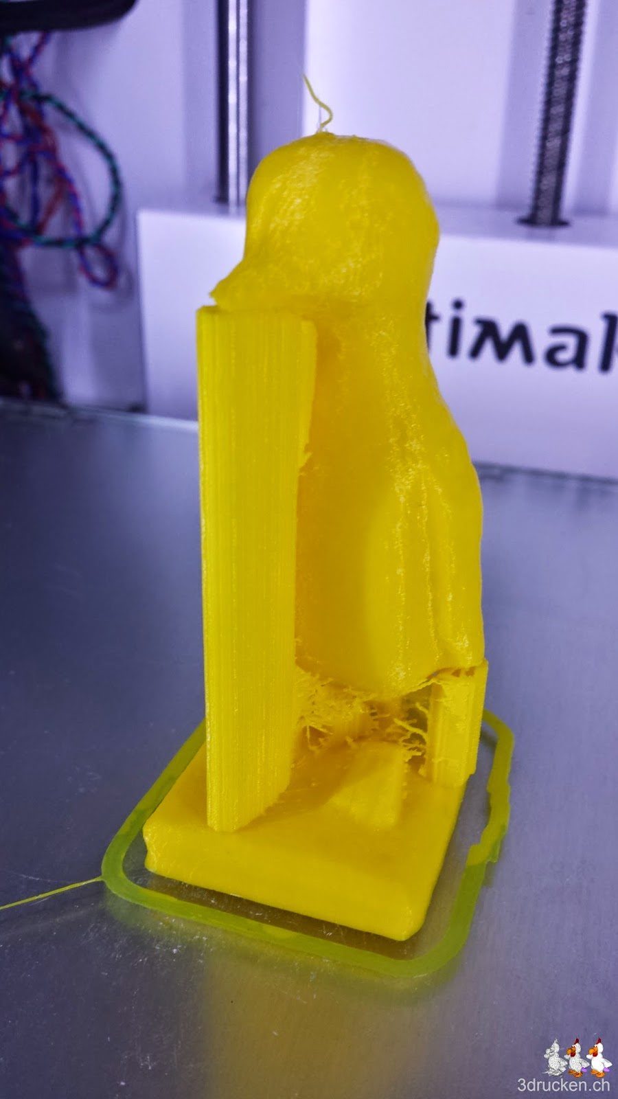 Foto von Marios Pinguin gedruckt aus gelbem PLA auf dem Ultimaker 2