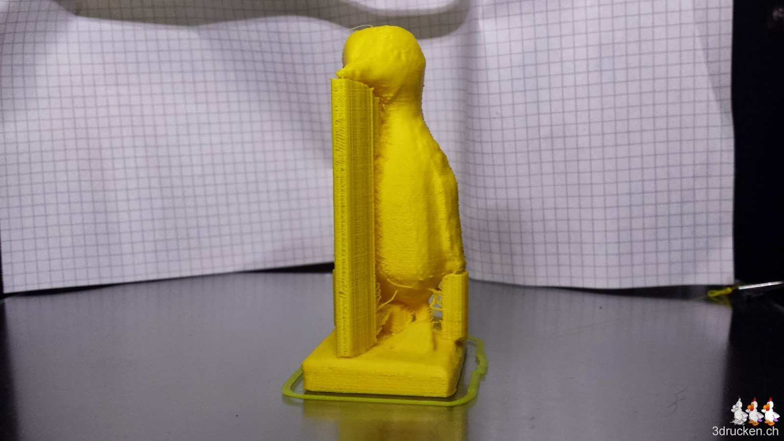 Foto des kleinen Pinguins aus gelbem PLA gedruckt auf dem Sharebot NG