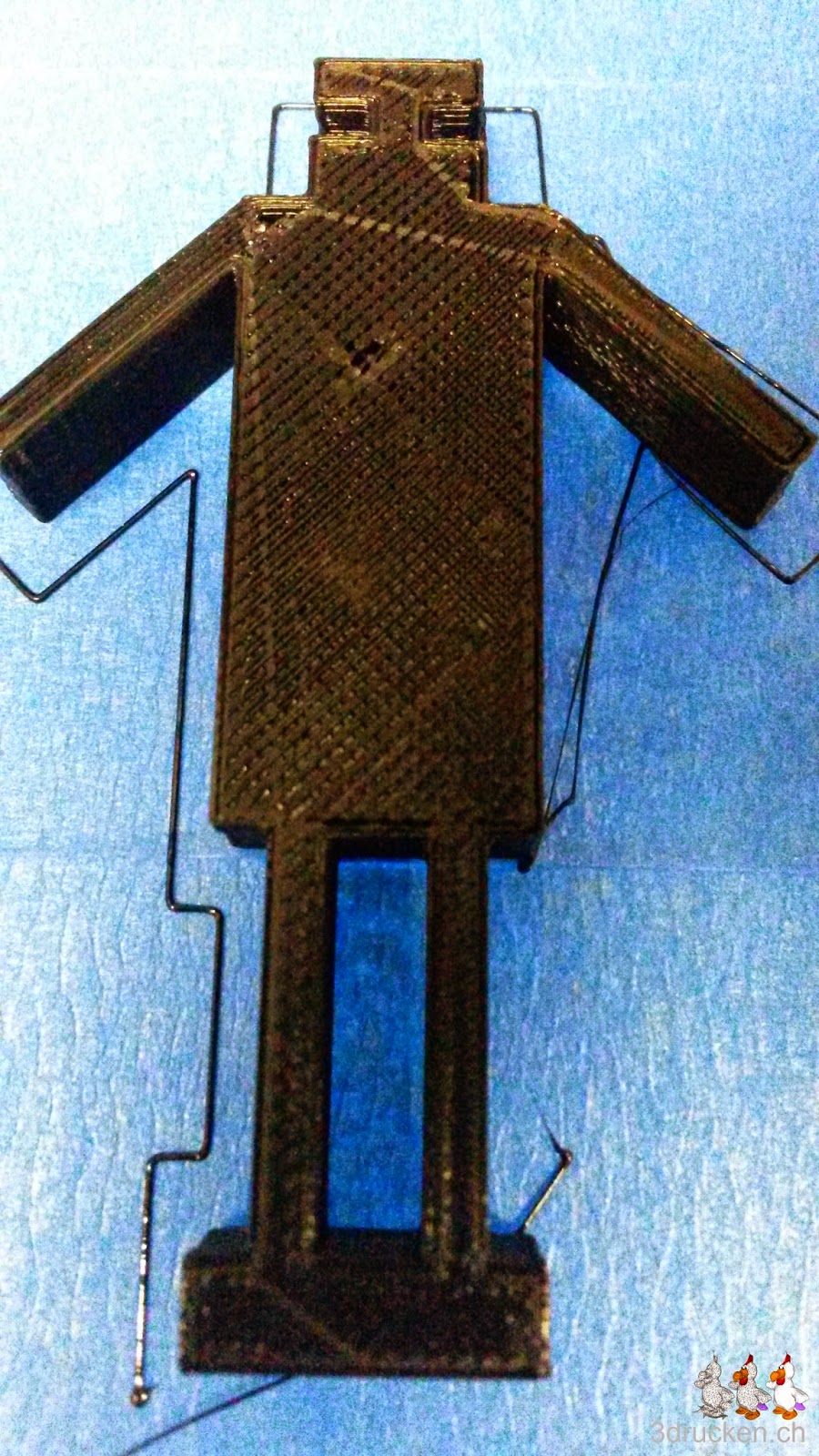 Foto des komplett gedruckten Avatars auf dem Drucktisch des Ultimaker Original