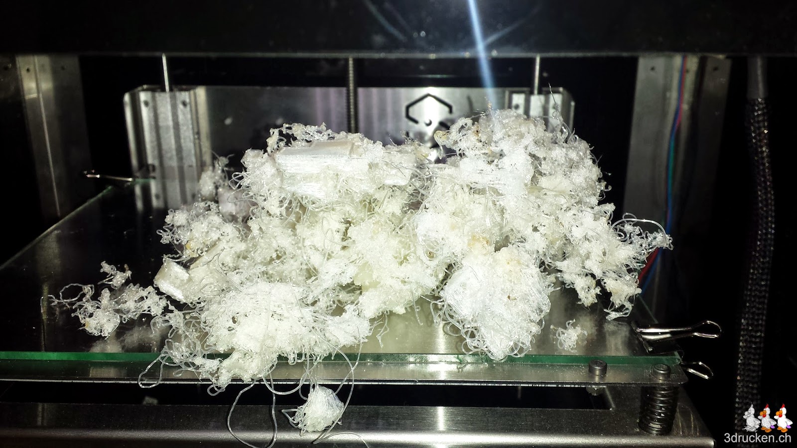 Foto des Chaos auf dem Drucktisch des Sharebot Next Generation