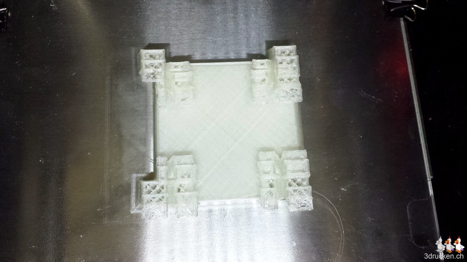 Foto eines misslungenen Druckversuchs wegen zu grossen X/Y-Verschiebungen auf dem Sharebot Next Generation