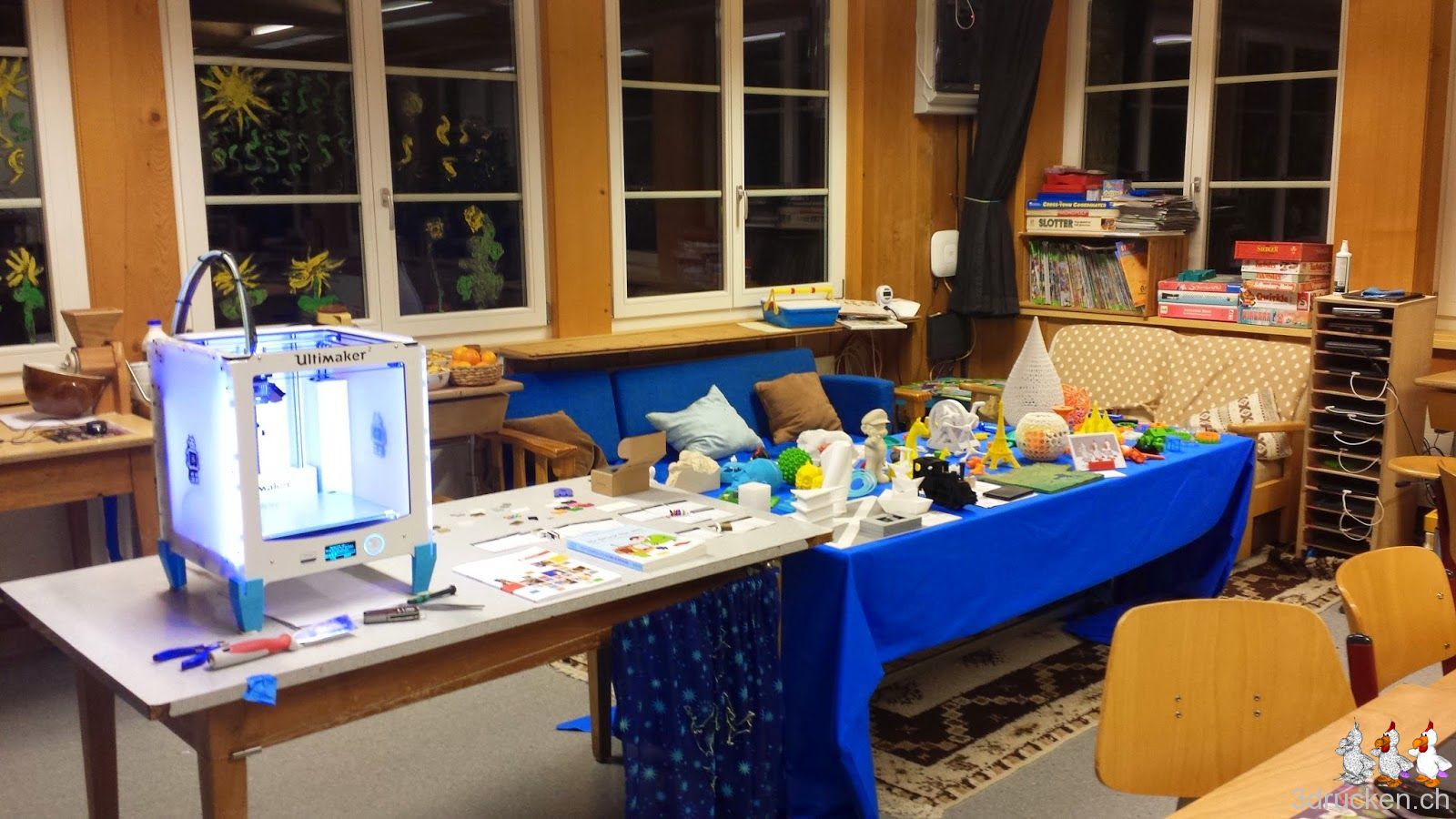 Foto des Präsentiertischs mit Ultimaker 2 und den Anschauungsobjekten