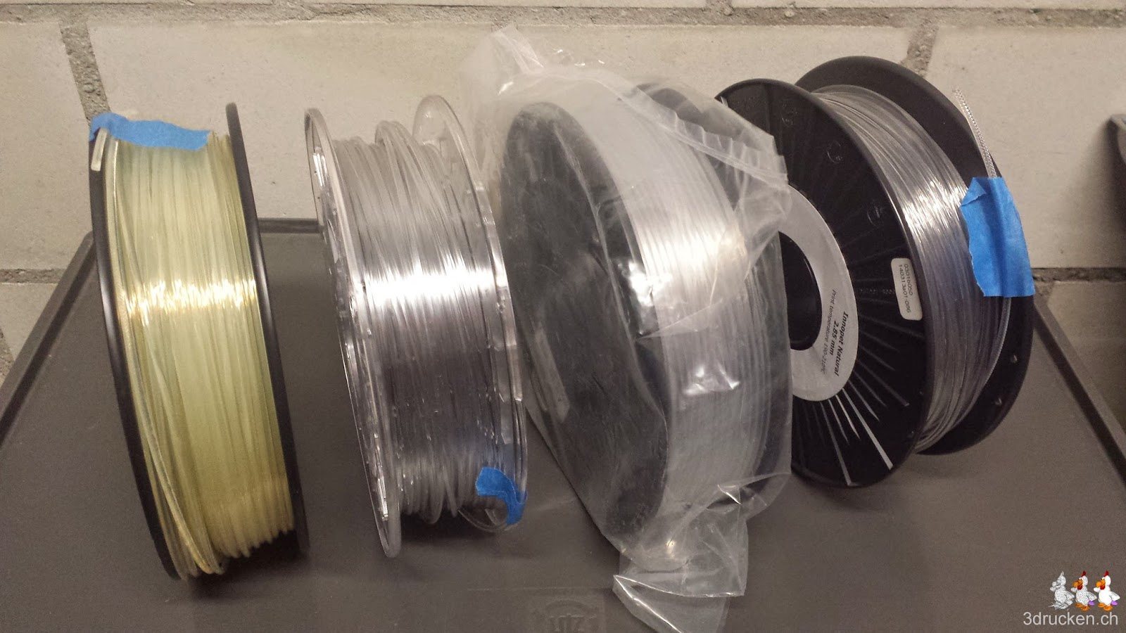 Foto der Materialauswahl für den Druck zwischen PLA Naturel, Colorfabb XT, BendLay und Innopet Natural