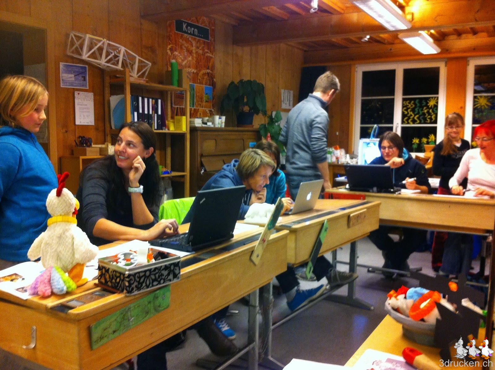 Foto mit Teilnehmerinnen und Teilnehmer beim Erstellen der Guezliförmli