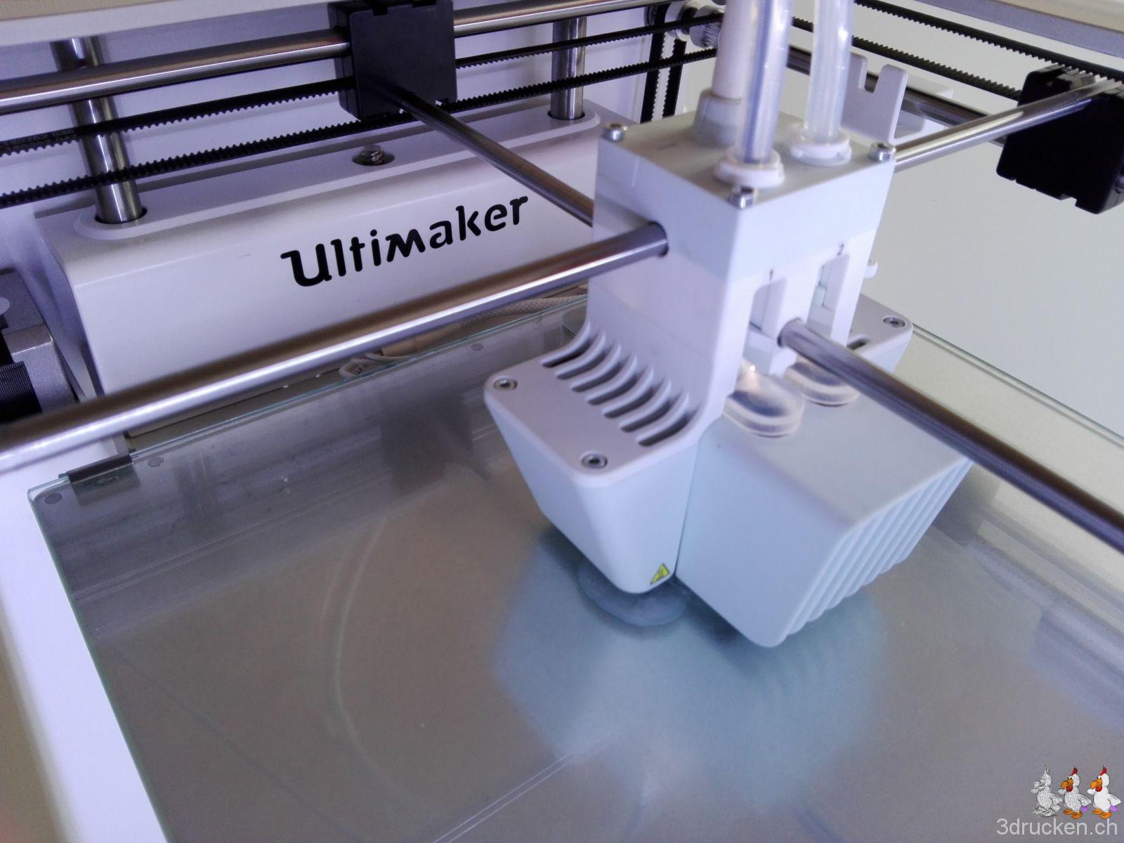 Druckkopf und Drucktisch des Ultimaker 3 von oben