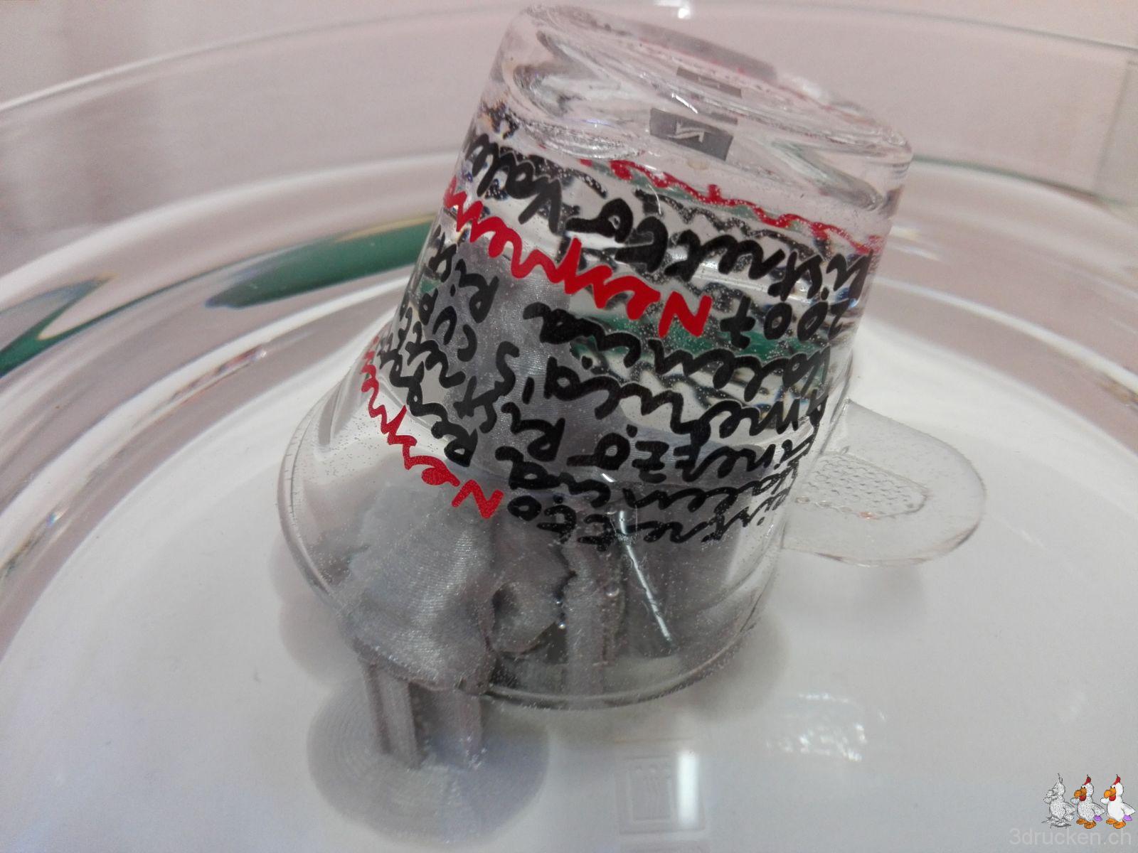 Güggel mit Glas über dem Kopf