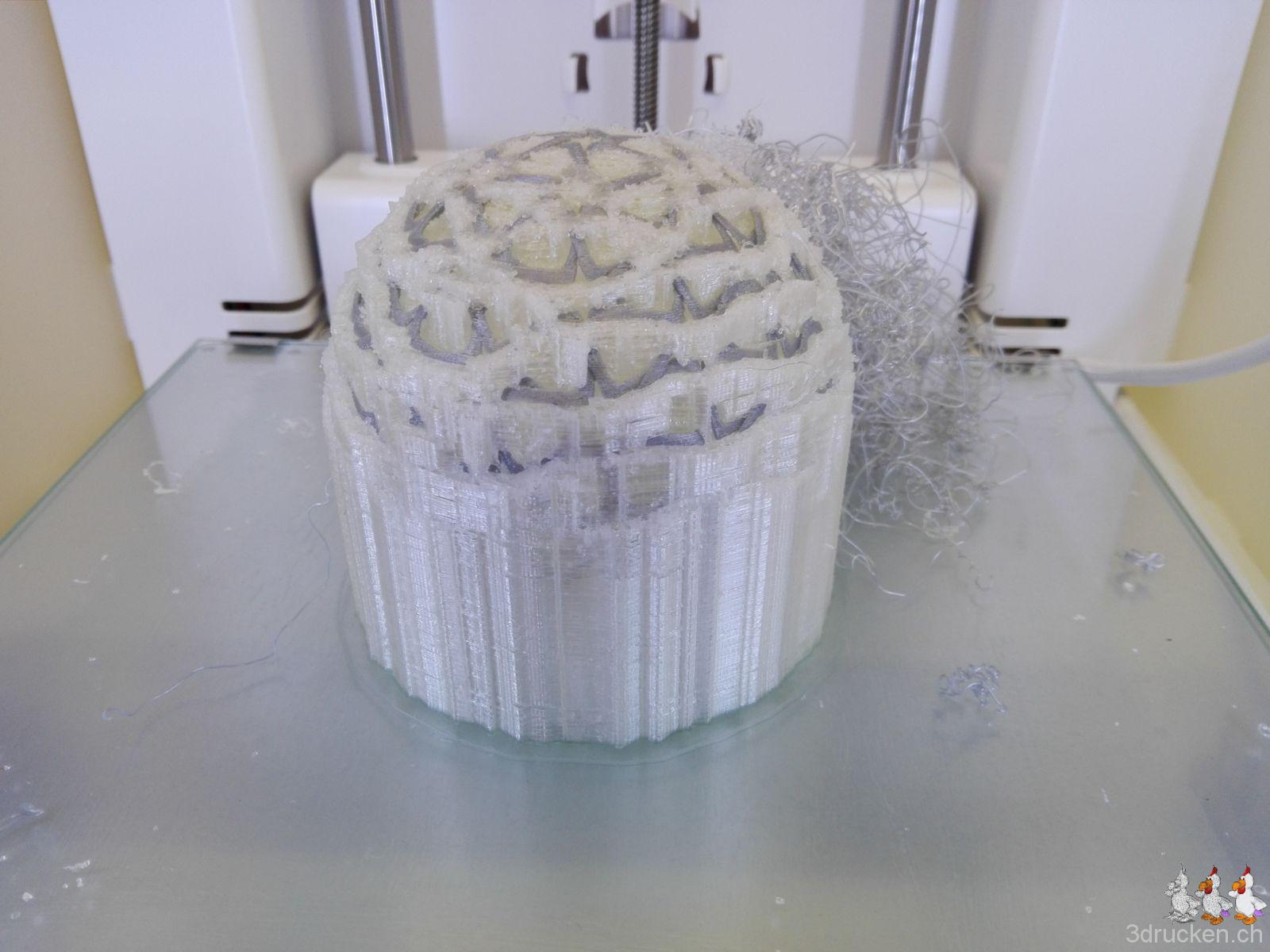 Fertig gedruckter Islamic Christmas Ball auf dem Drucktisch