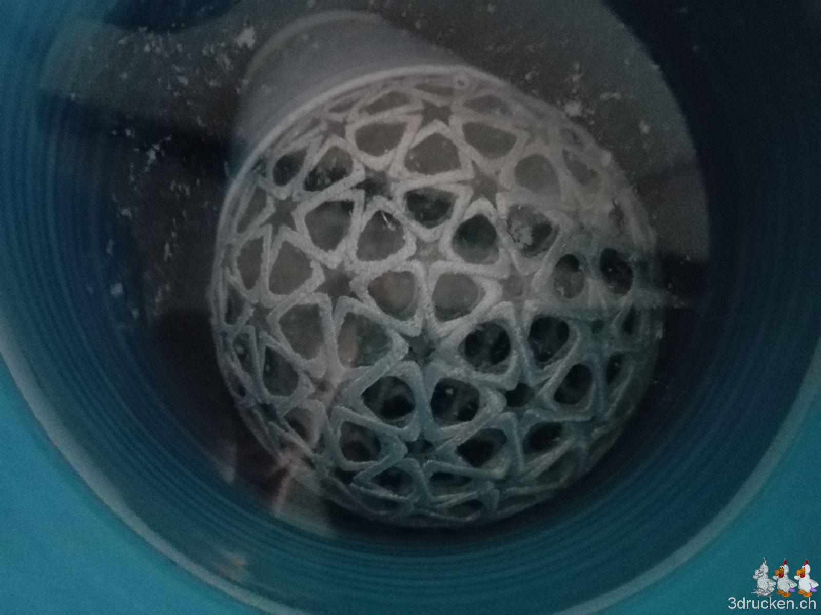 Islamic Christmas Ball im Wassereimer