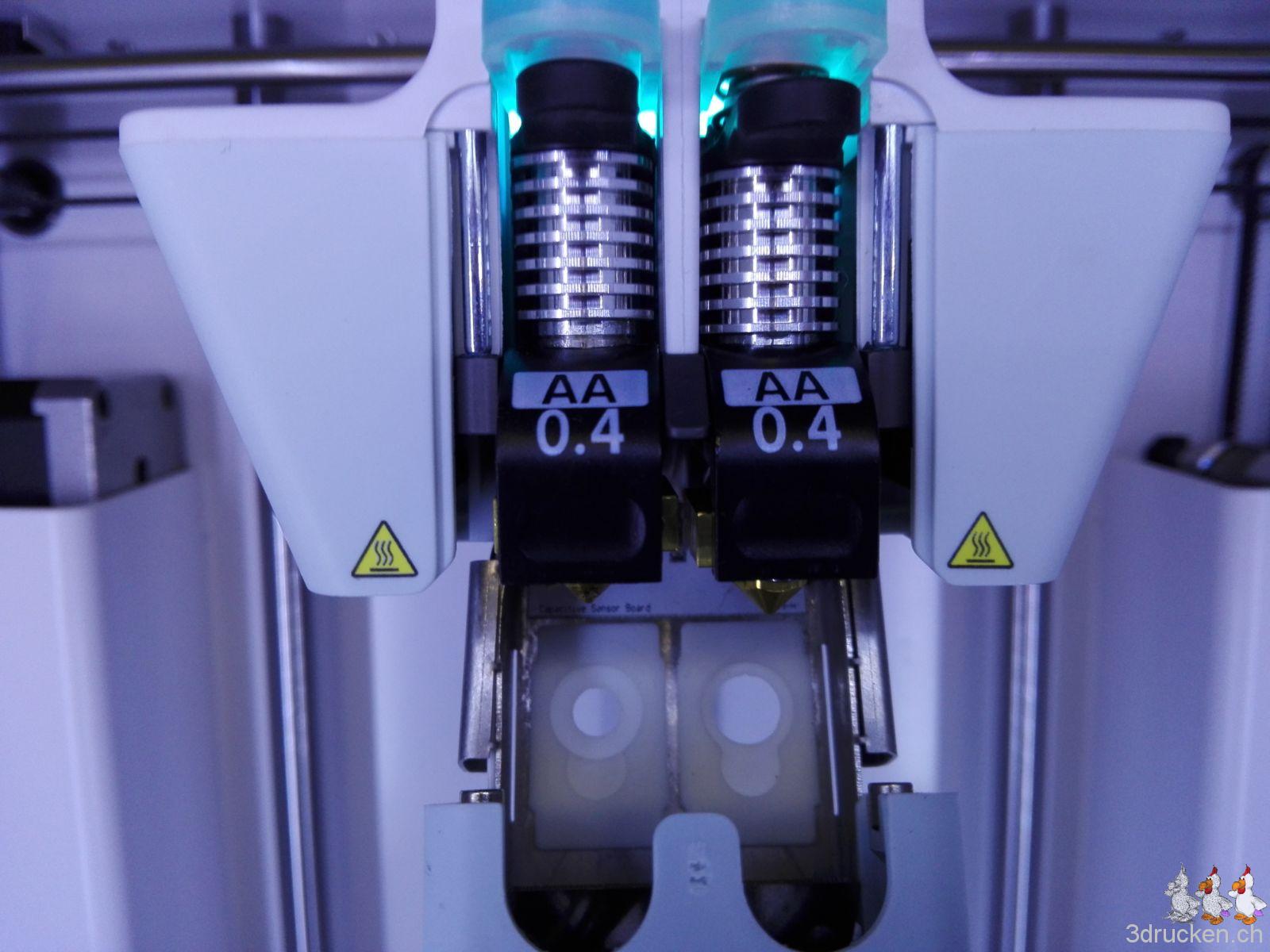 Aufgeklappter Druckkopf am Ultimaker 3