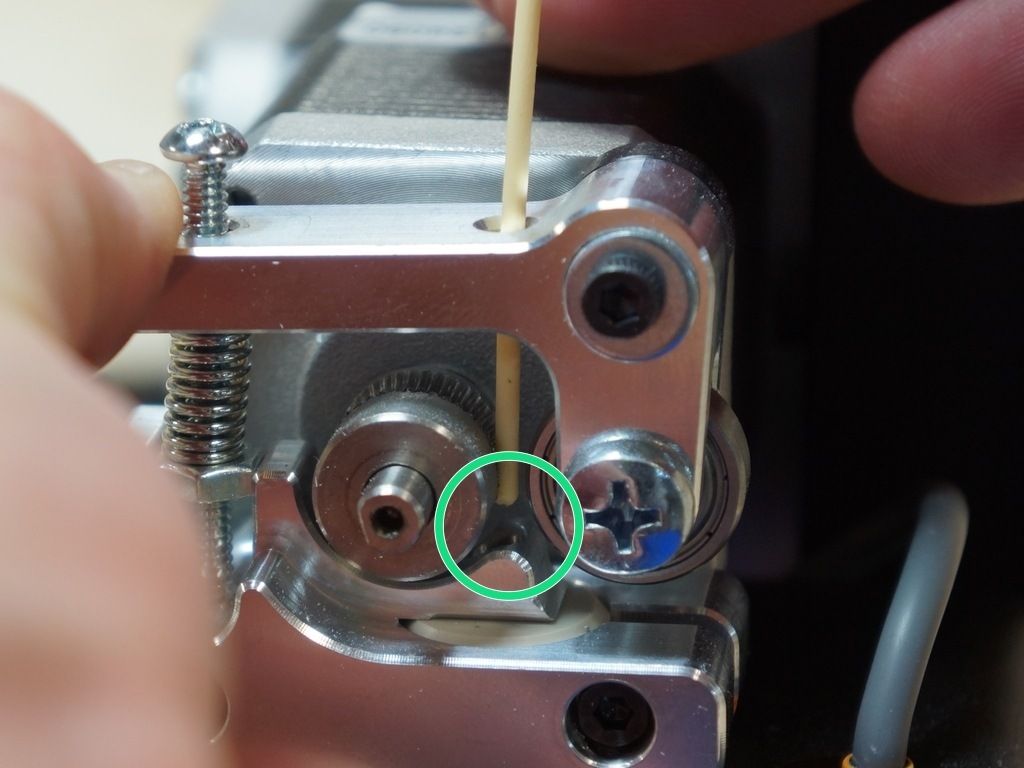 Foto von Printrbot welches das Einfädeln des Druckmaterials in den Extruder am Printrbot Simple Metal zeigt