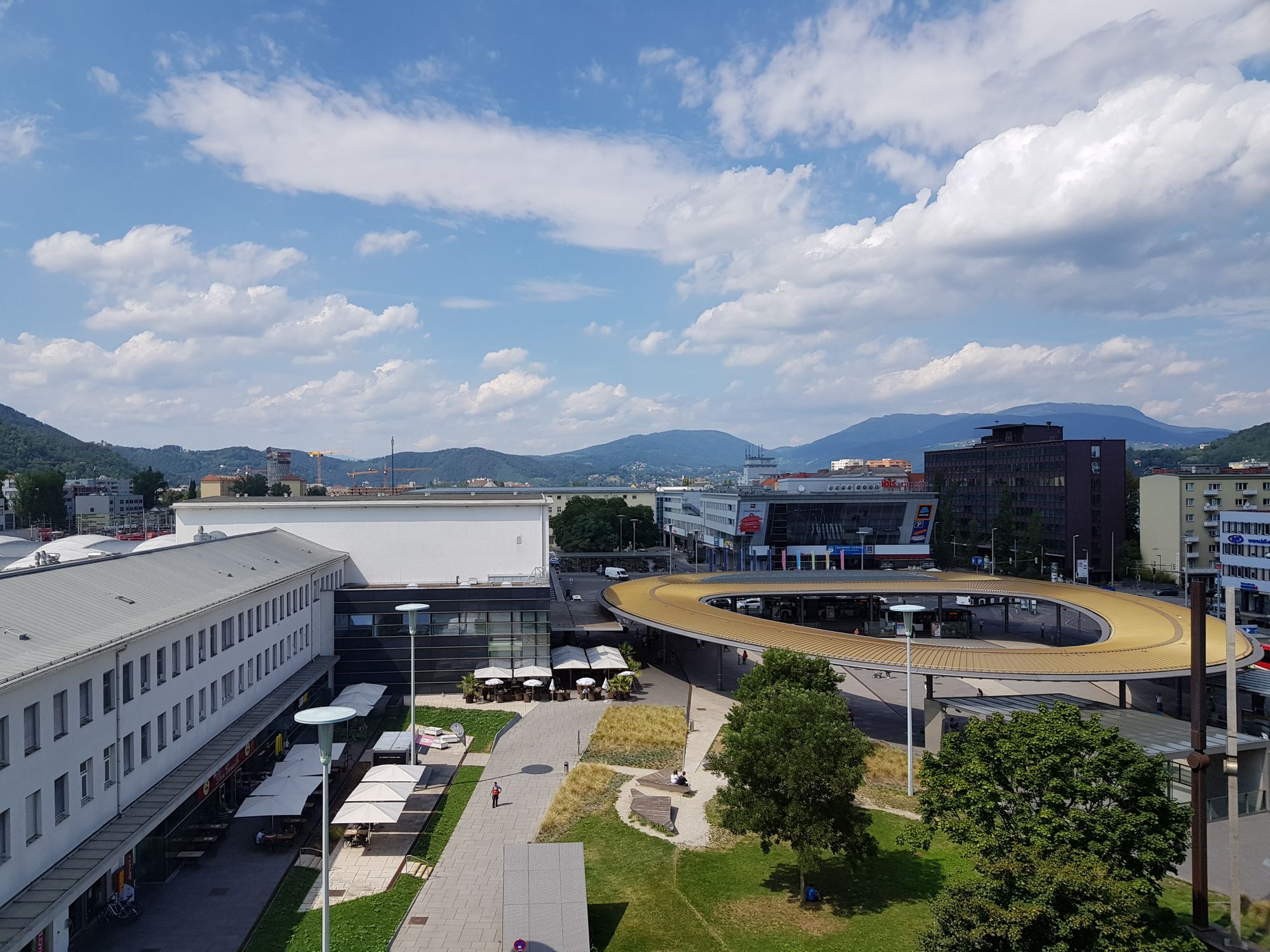 Der Bahnhof Graz und die davor liegende Haltestelle des städtischen ÖV. 