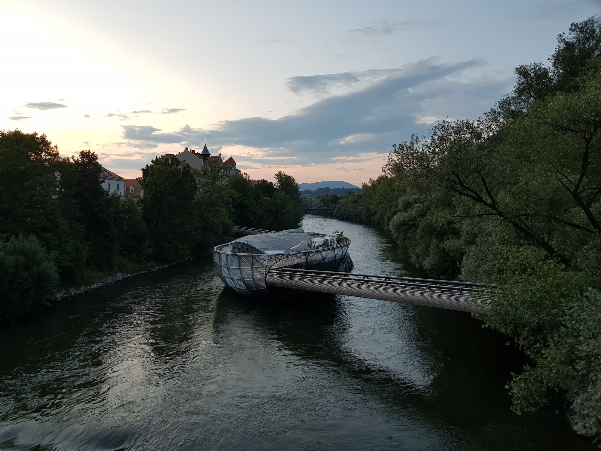 Ansicht der Murinsel von der benachbarten Brücke aus aufgenommen. 