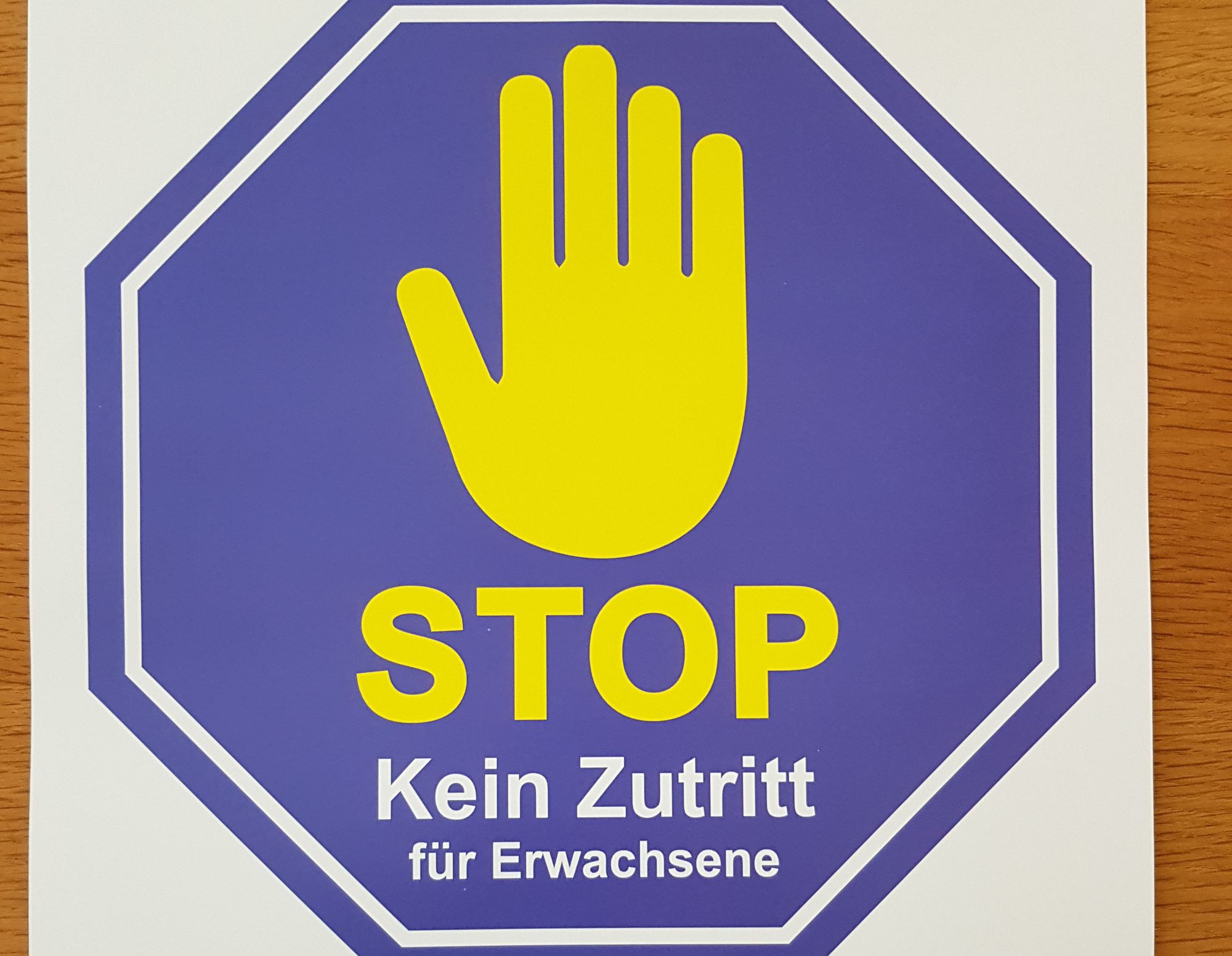 STOPP-Schild für Erwachsene, Kein Zutritt zum Makerspace. 