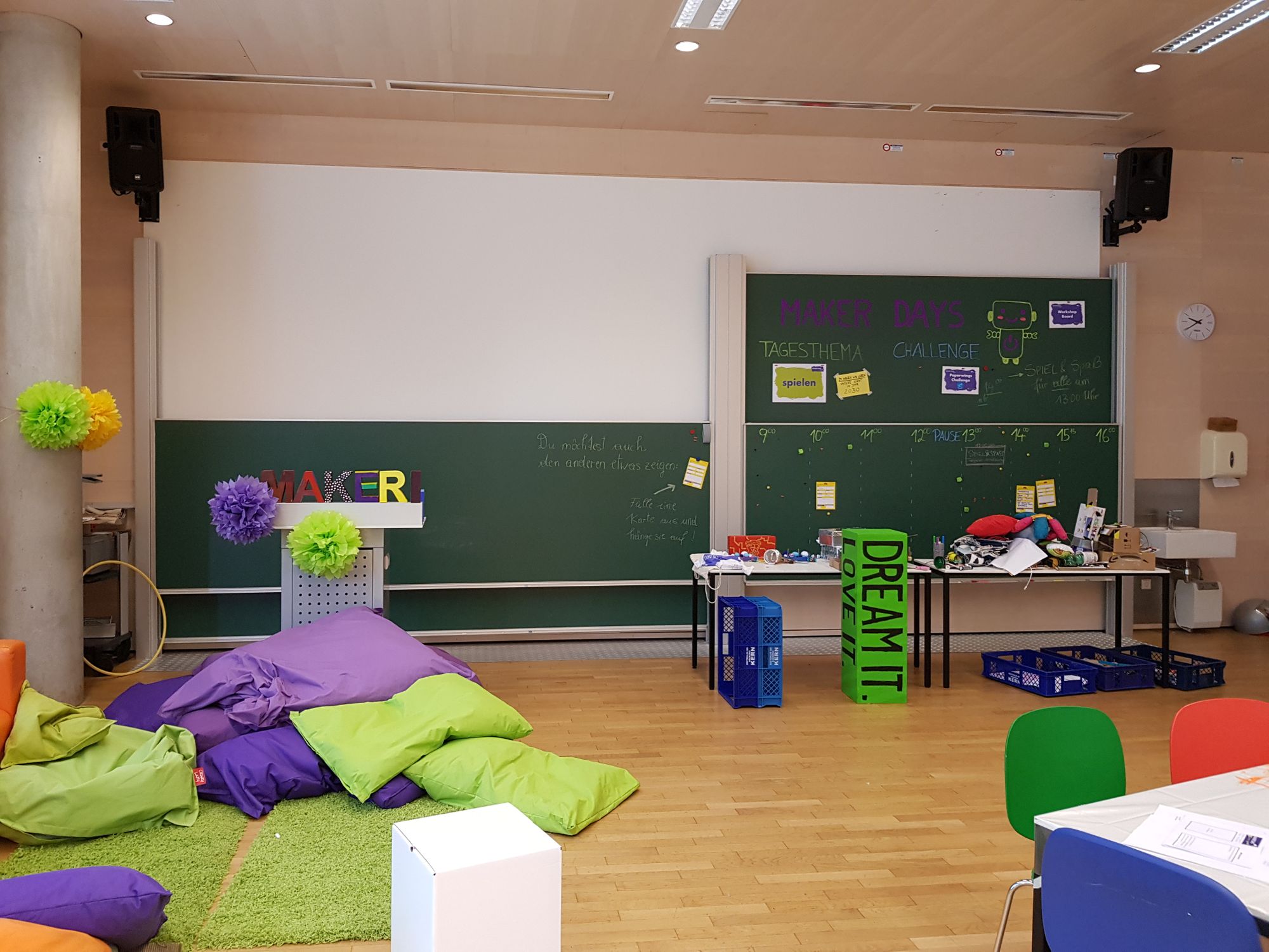 Der Versammlungs- und Austauschbereich vorne im Makerspace 1. 