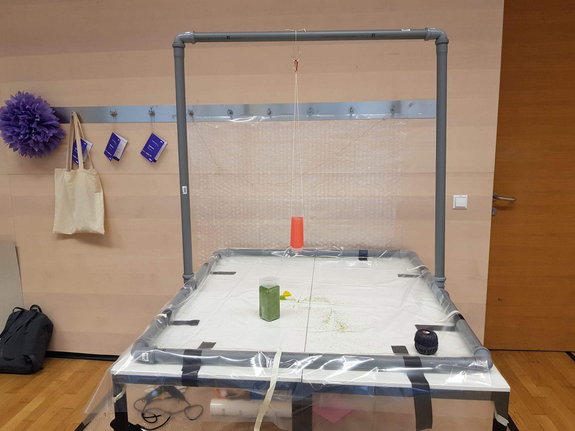 Aus PVC Röhren gebauter Rahmen für das Malen mittels Pendel. 