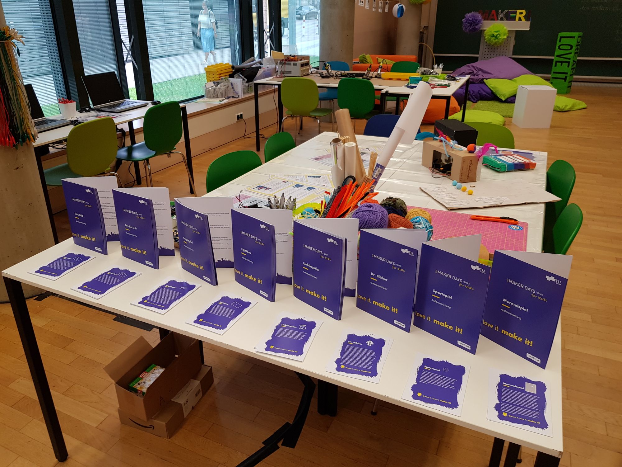 Tisch mit Bastelanleitungen. 