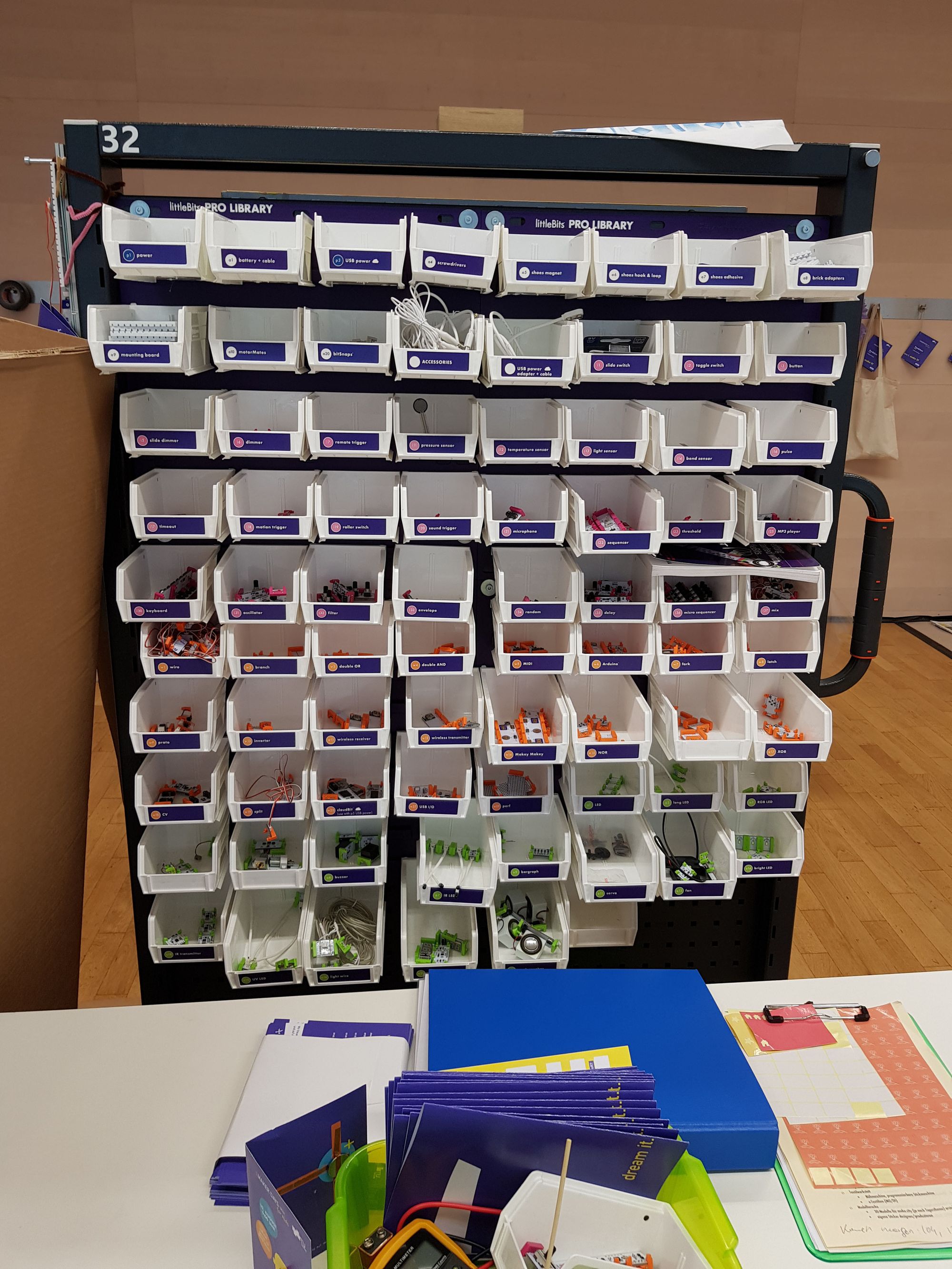 Fahrbare littleBits Pro Library. 
