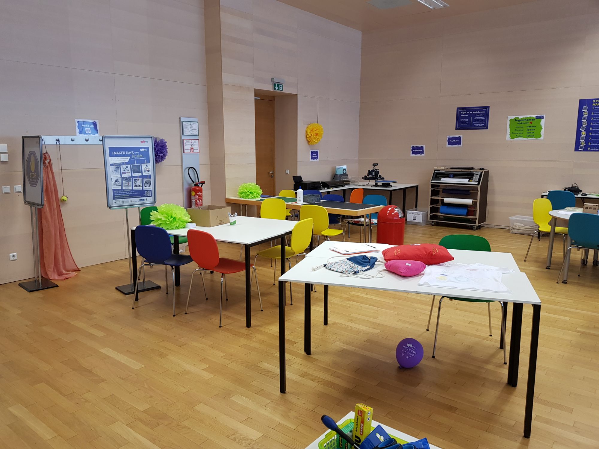 Blick in den Makerspace 2 mit verschiedenen Kreativstationen. 