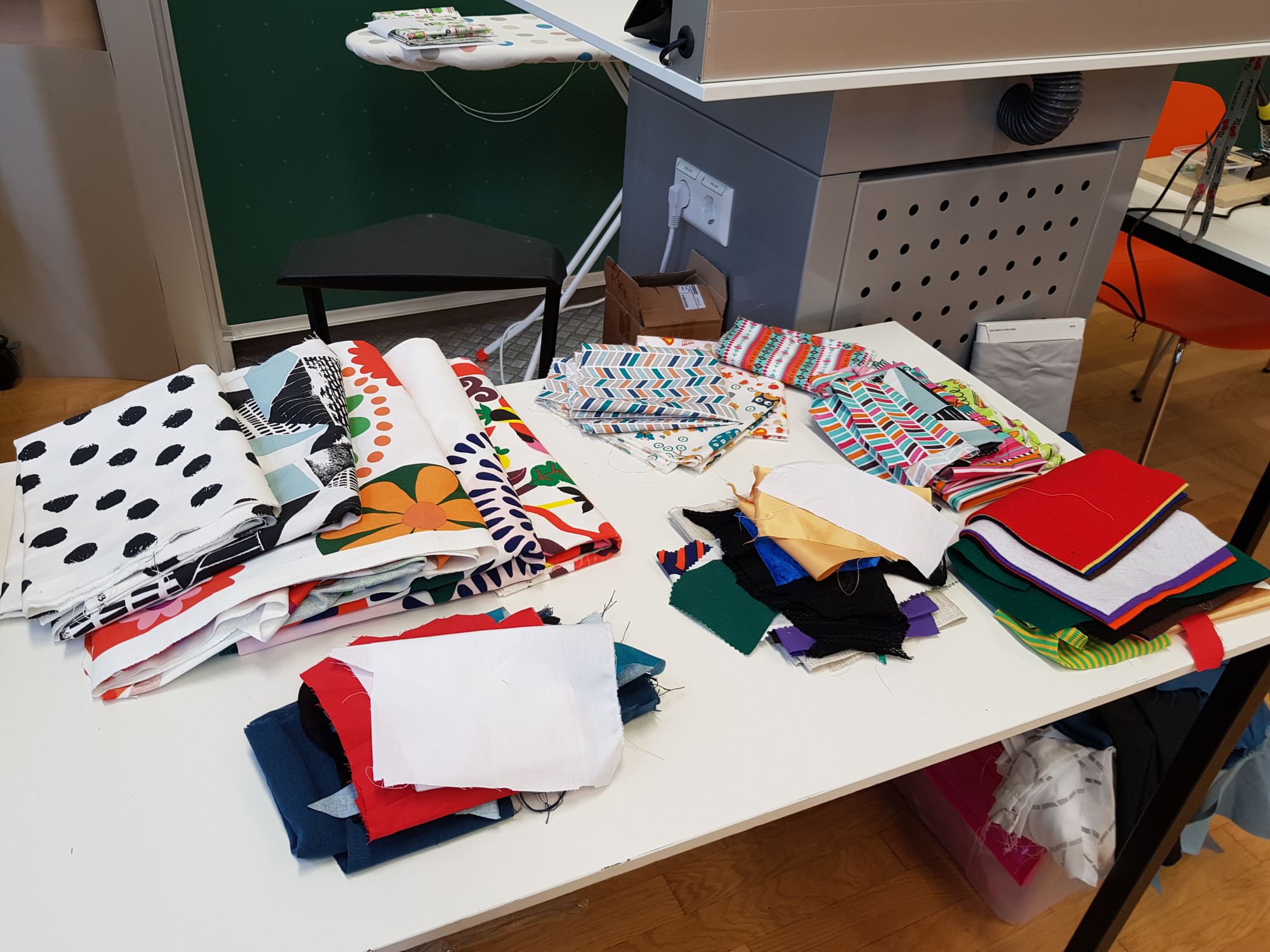 Stoffresten auf einem Tisch. 