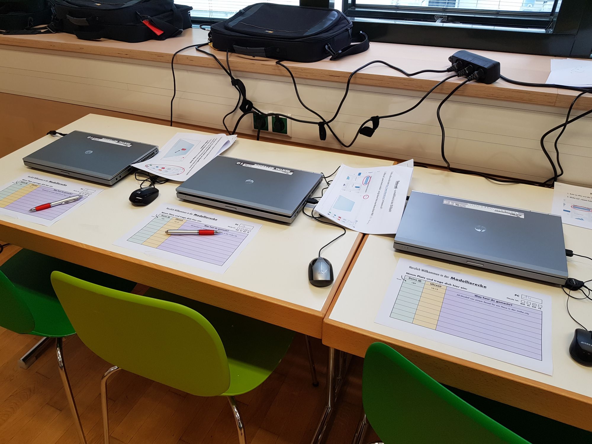 Drei Notebooks mit Kurzanleitungen zu Tinkercad in der Modellierecke. 