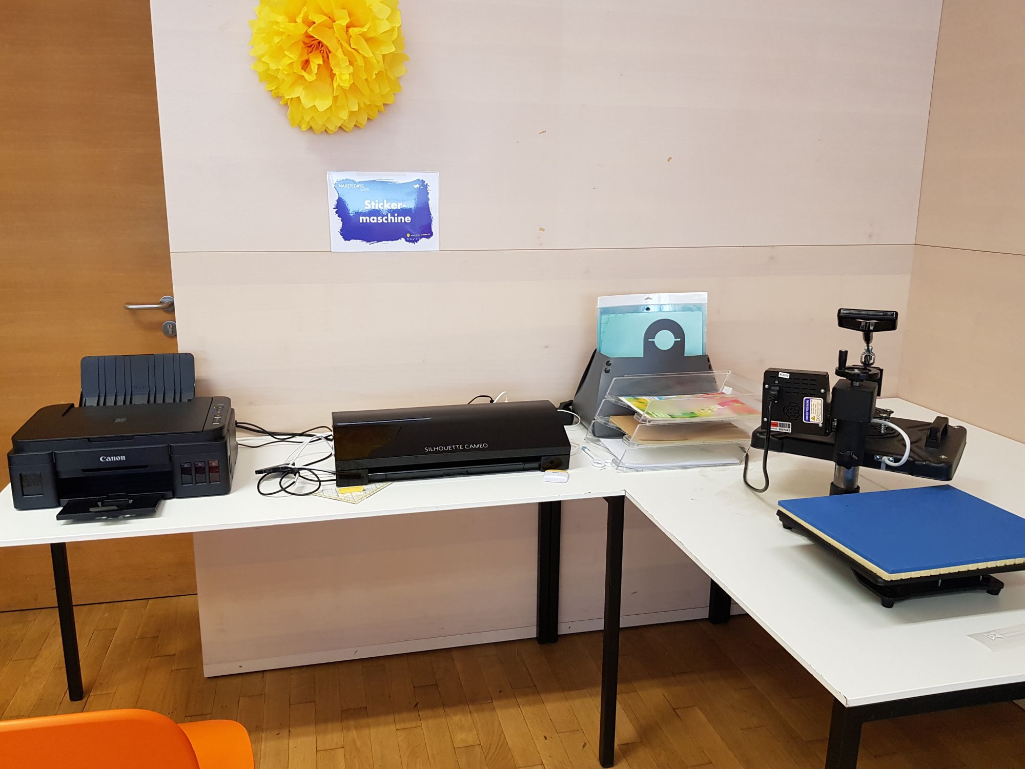 Geräte zur Herstellung von eigenen Stickern und T-Shirts. 