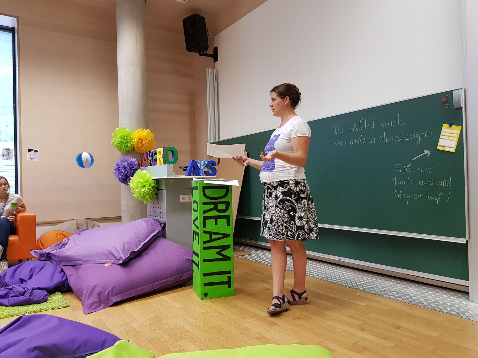 Sandra Schön informiert beim Briefing vor den Leuten über den Tagesablauf. 
