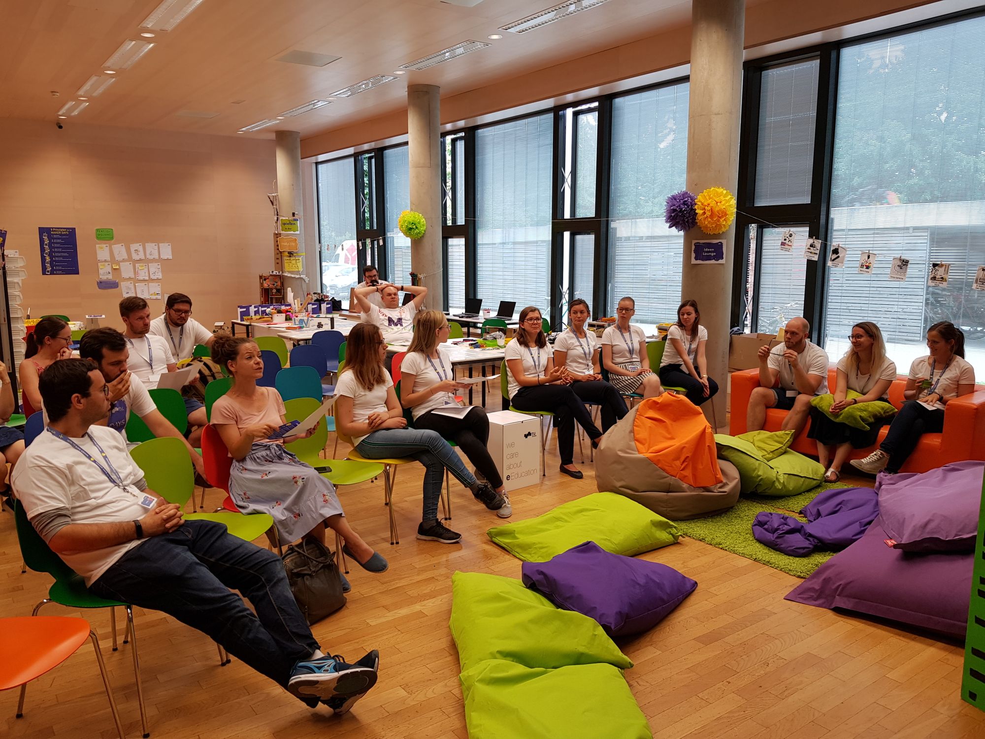 Gruppenfotos mit den Helferinnen und Helfern der MAKER DAYS. 