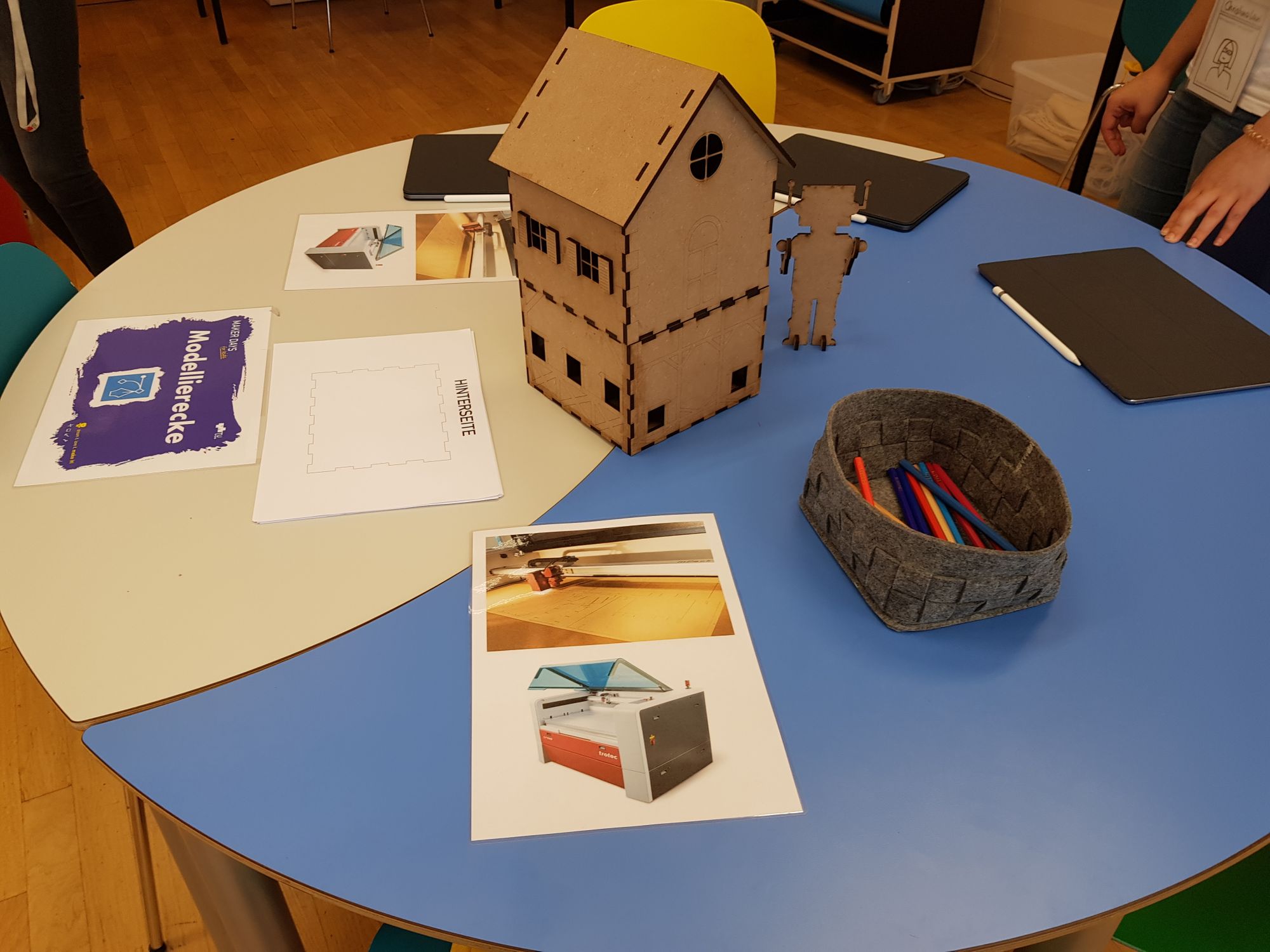 Beispiele fürs Laserschneiden von MDF, Haus und eine Figur. 