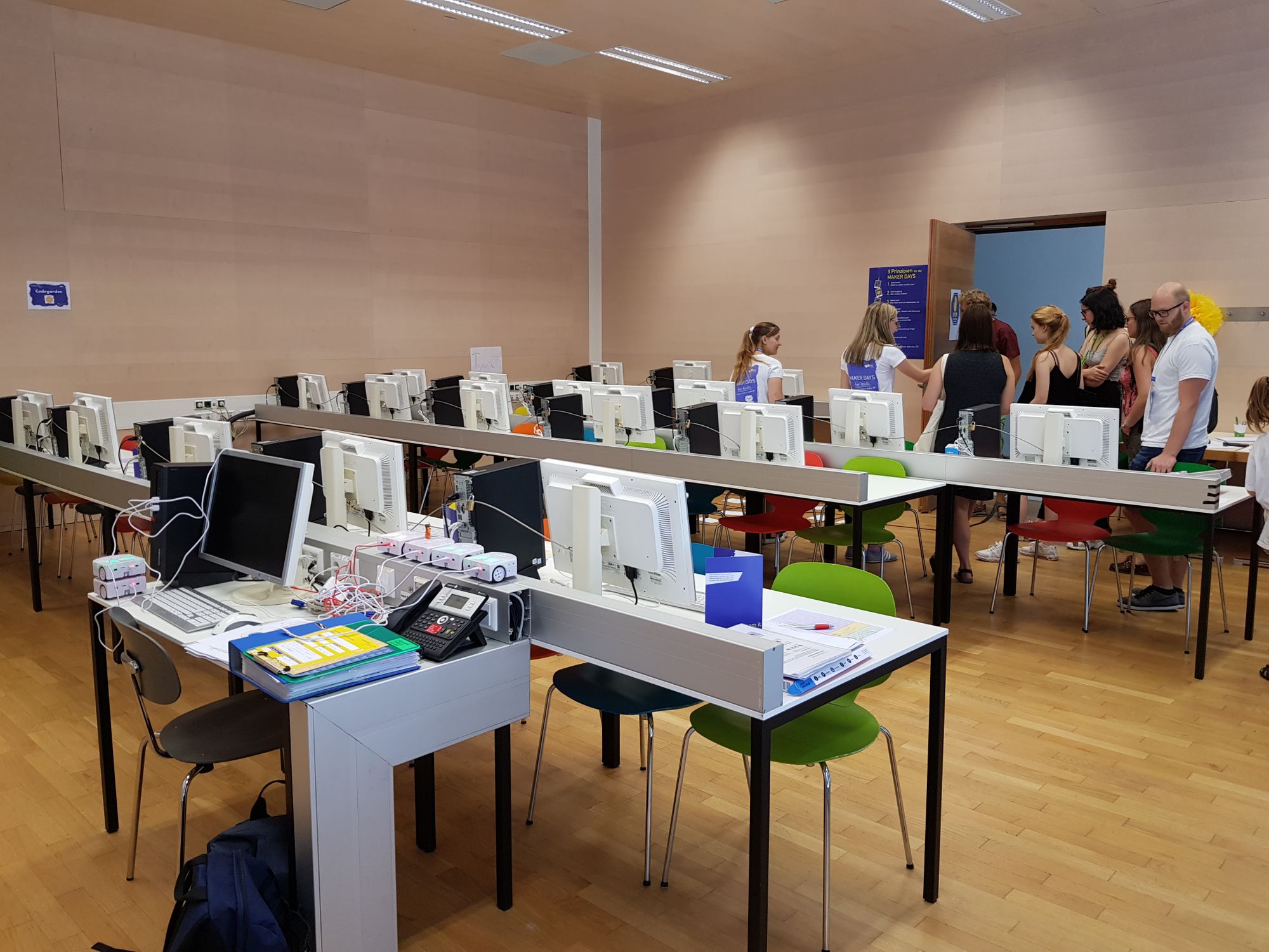 Tische mit Computer drauf, bereit für die Programmierprojekte der Kinder. 