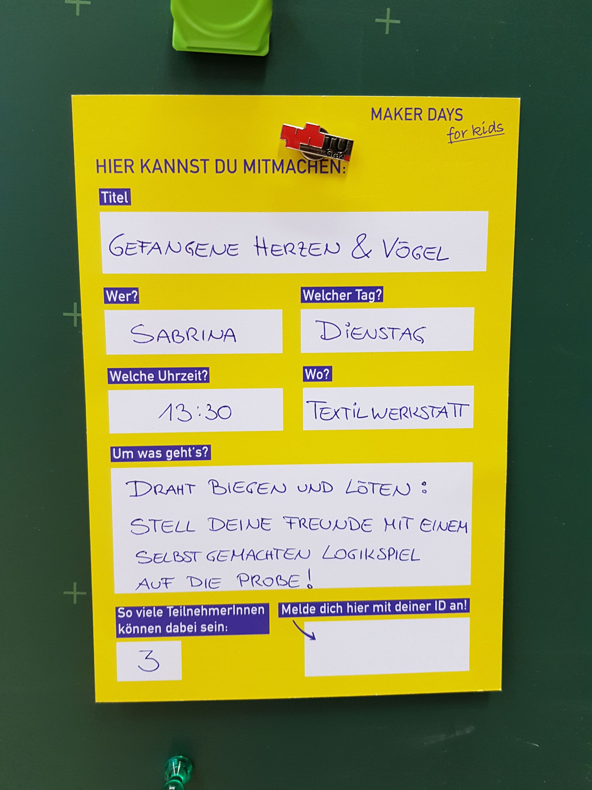 Ausschreibung eines Workshopangebotes an der Tafel vorne. 