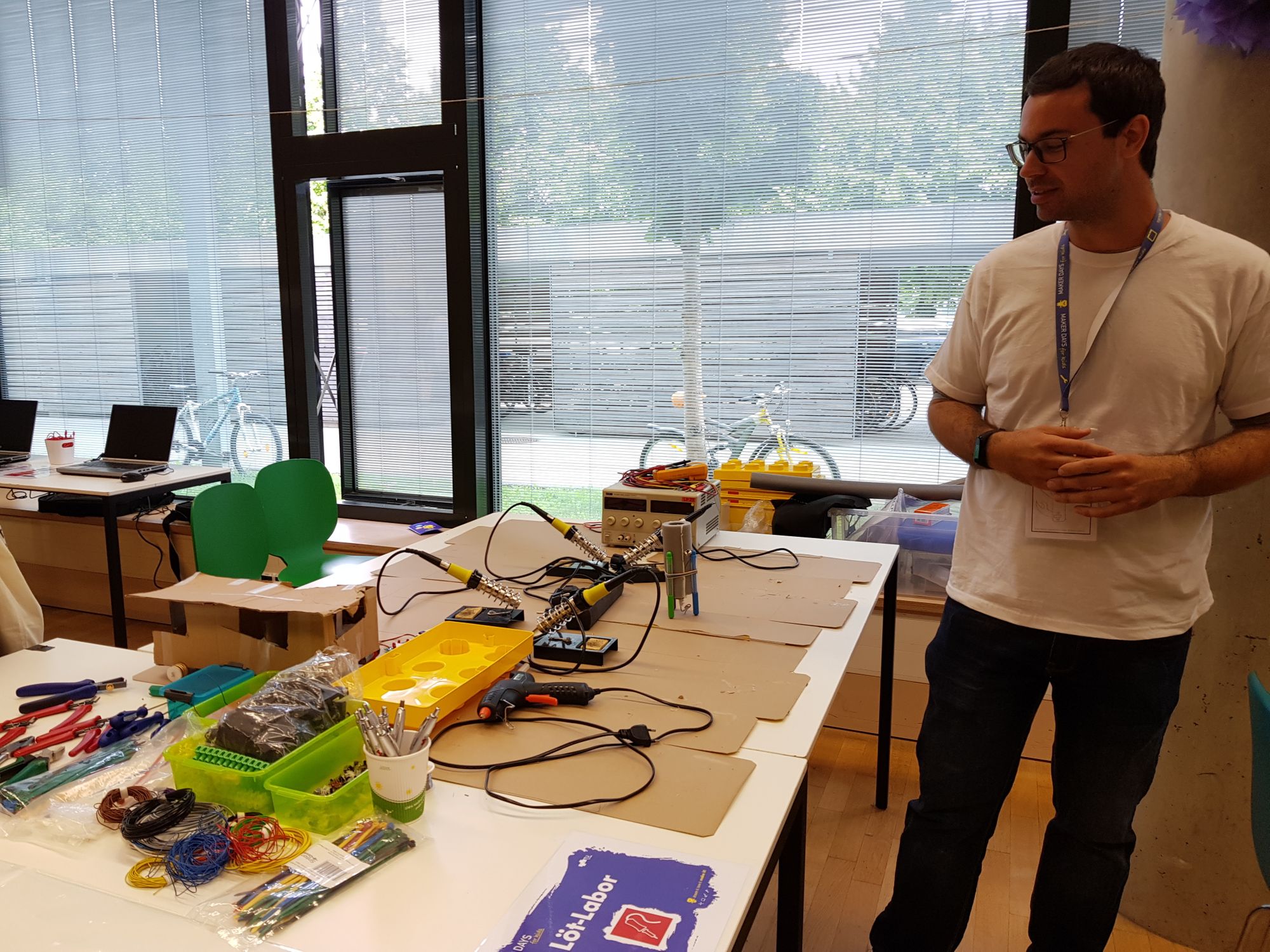 Tisch mit Lötstationen zum Löten von Elektronik. 