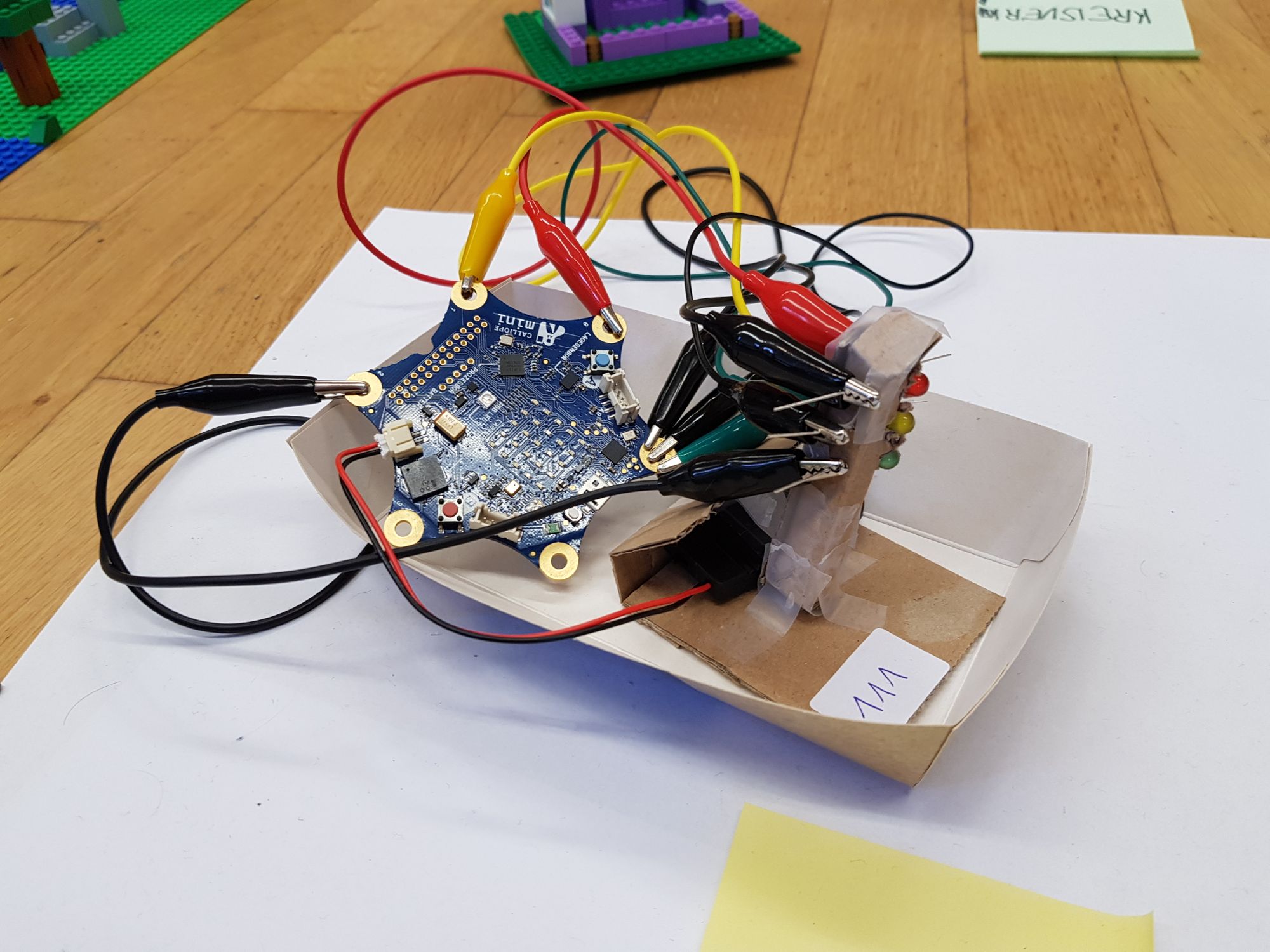 Caliope mini Elektronik mit vielen Kabeln und drei LEDs für eine Ampel. 
