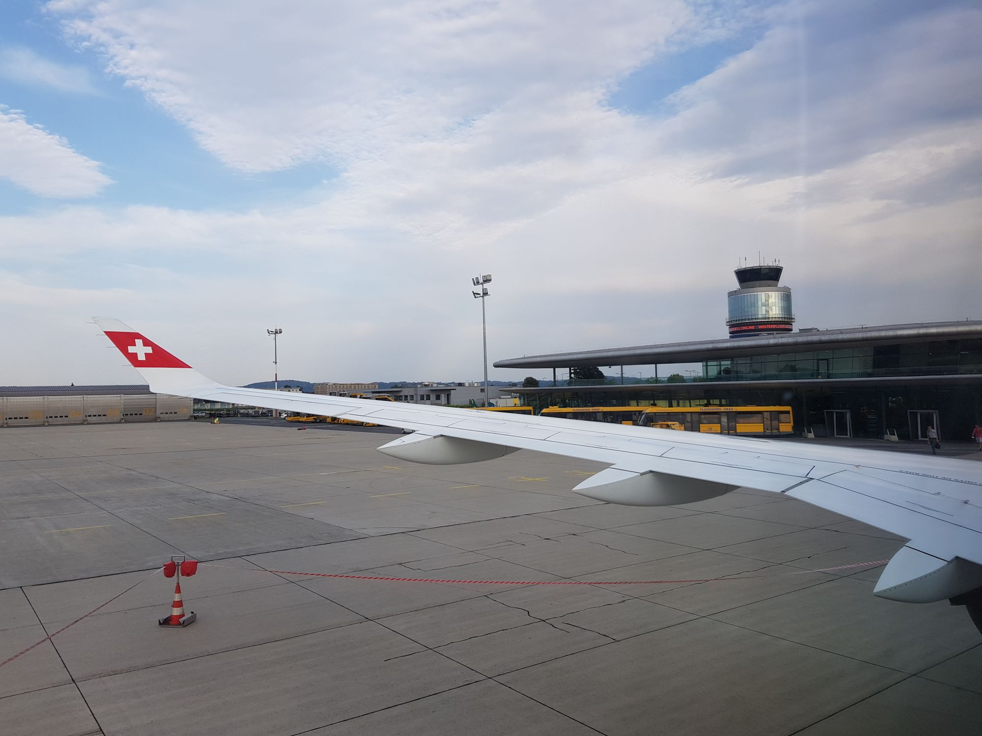 Blick Richtung Flughafen und Tower, aus dem Flieger über den Flügel. 