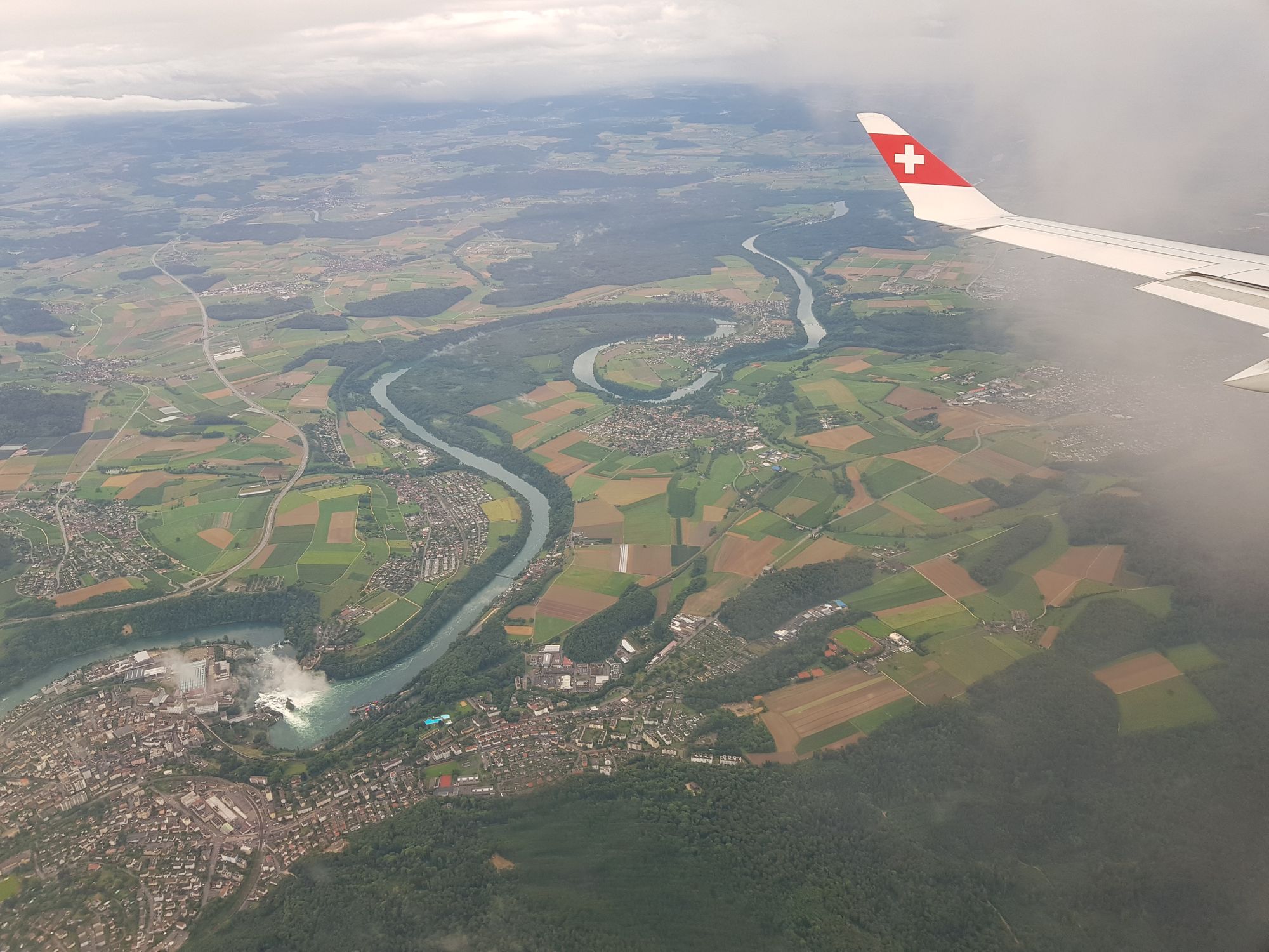 Luftaufnahme des Rheinfalls und der Rheinschlaufen. 